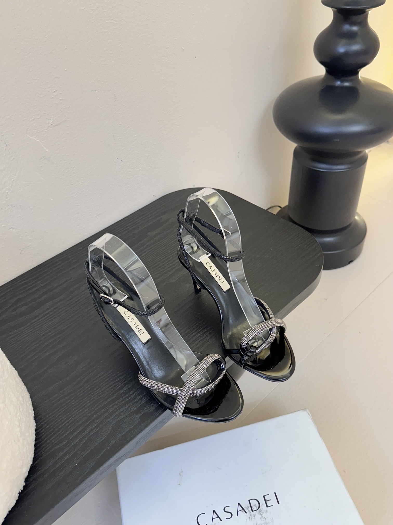 
CASADEI/卡萨帝25WF春夏新品
珍珠水钻高跟凉鞋
哪个女人能拒绝如此美艳的高跟鞋
高跟搭配闪耀
