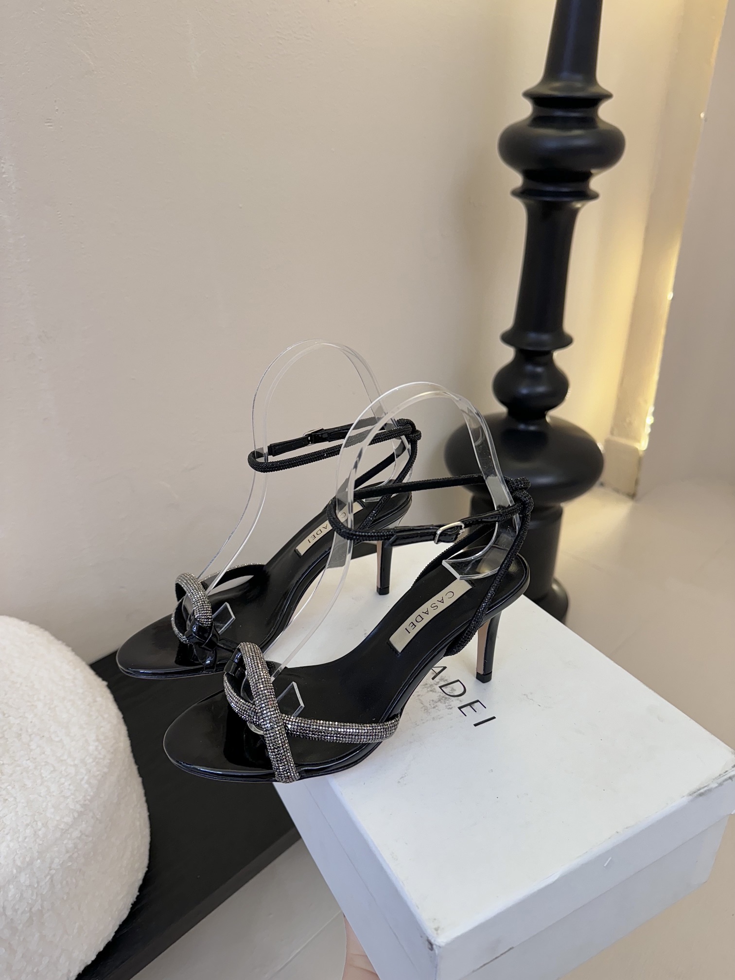 
CASADEI/卡萨帝25WF春夏新品
珍珠水钻高跟凉鞋
哪个女人能拒绝如此美艳的高跟鞋
高跟搭配闪耀