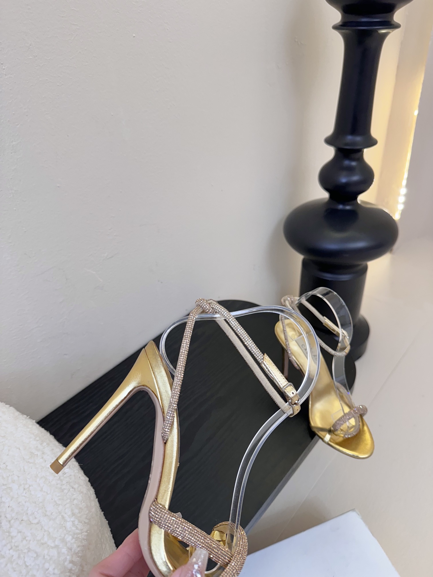 
CASADEI/卡萨帝25WF春夏新品
珍珠水钻高跟凉鞋
哪个女人能拒绝如此美艳的高跟鞋
高跟搭配闪耀