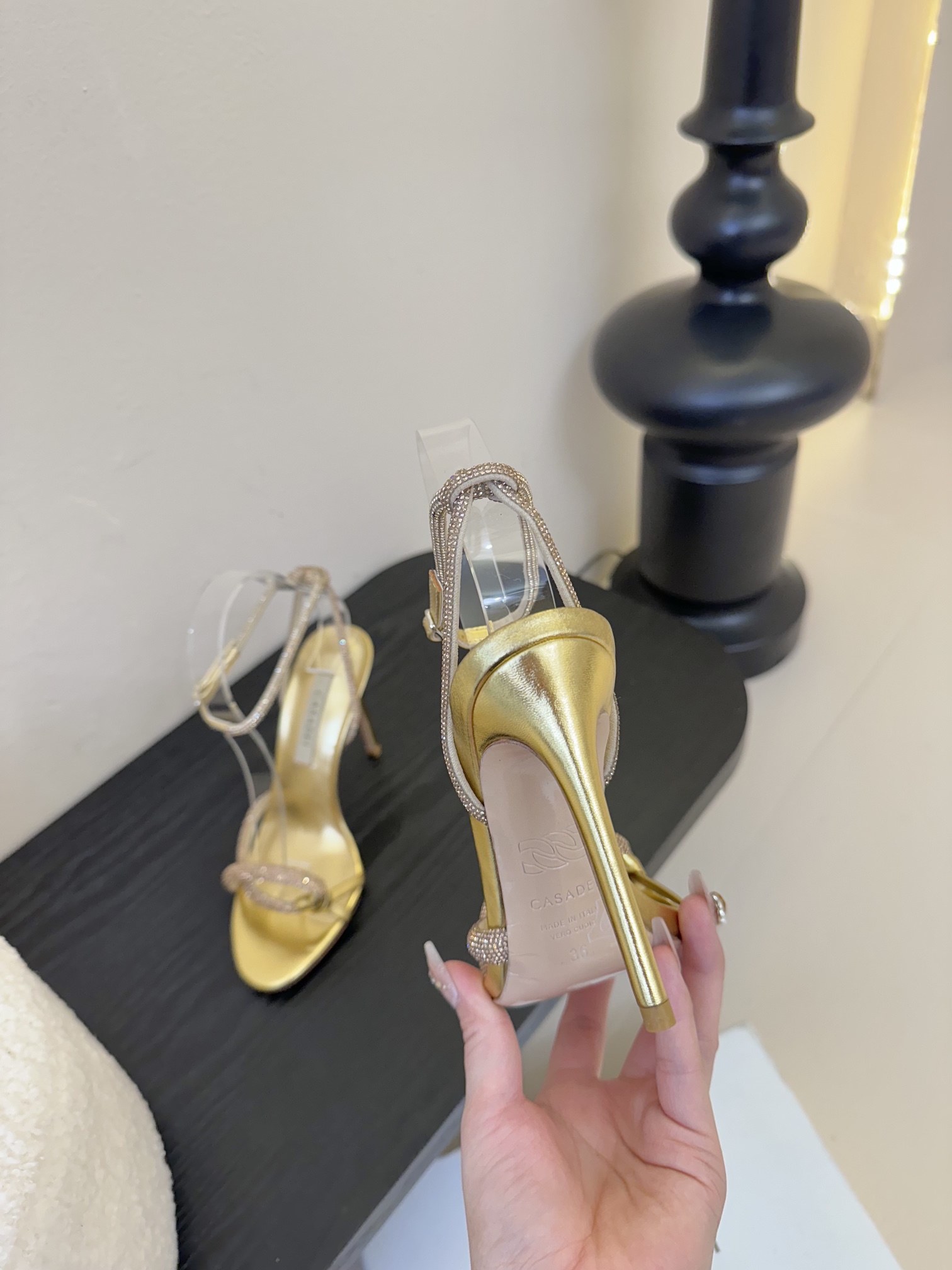 
CASADEI/卡萨帝25WF春夏新品
珍珠水钻高跟凉鞋
哪个女人能拒绝如此美艳的高跟鞋
高跟搭配闪耀