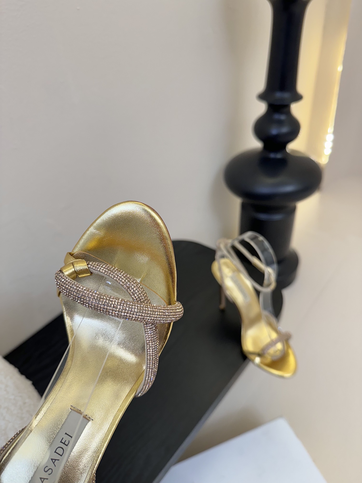 
CASADEI/卡萨帝25WF春夏新品
珍珠水钻高跟凉鞋
哪个女人能拒绝如此美艳的高跟鞋
高跟搭配闪耀