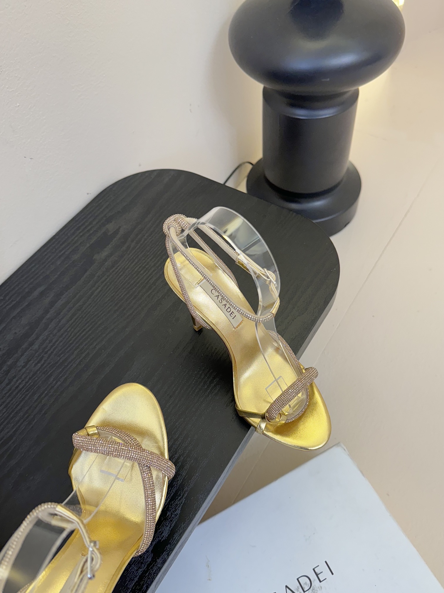 
CASADEI/卡萨帝25WF春夏新品
珍珠水钻高跟凉鞋
哪个女人能拒绝如此美艳的高跟鞋
高跟搭配闪耀