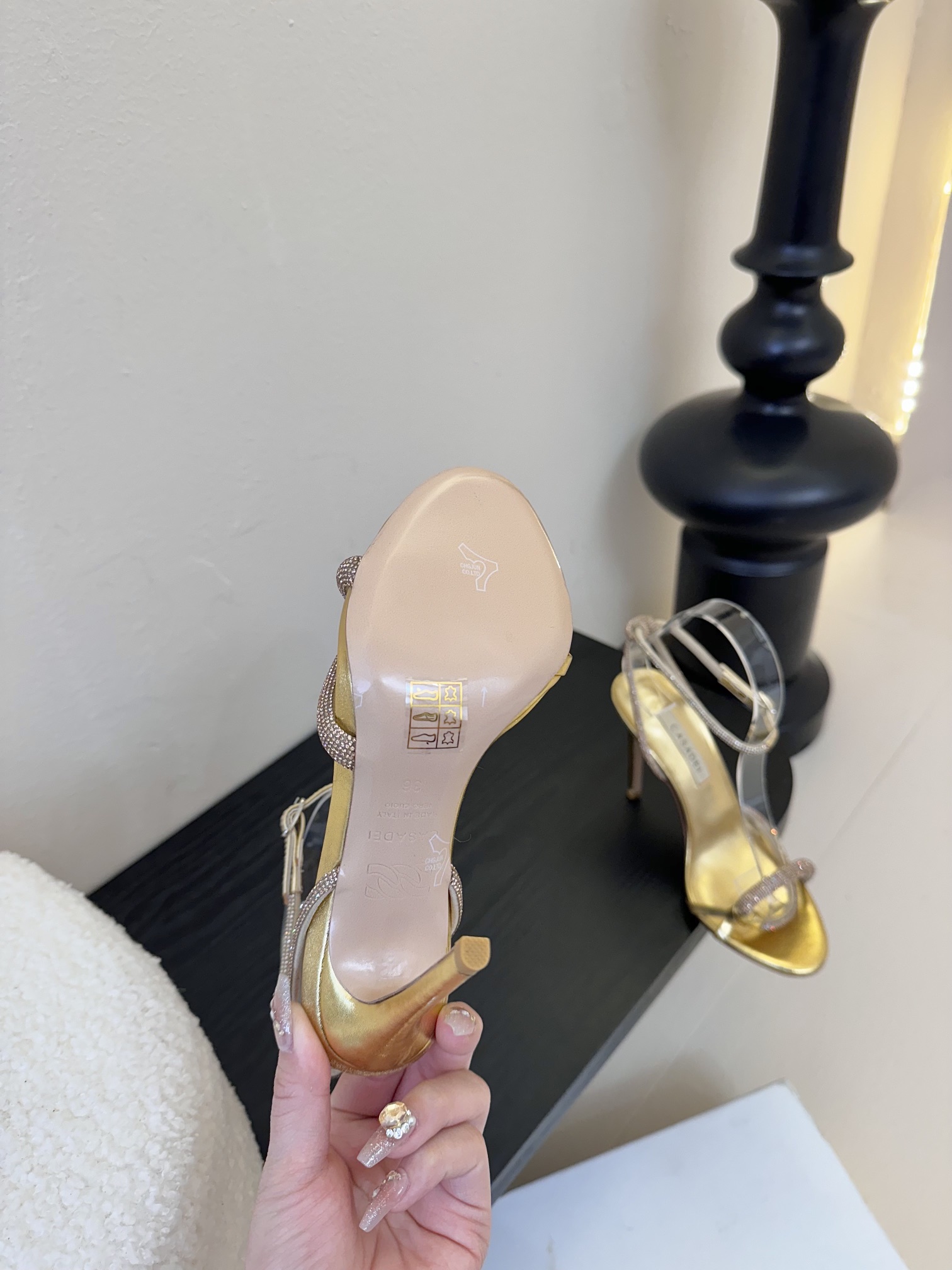 
CASADEI/卡萨帝25WF春夏新品
珍珠水钻高跟凉鞋
哪个女人能拒绝如此美艳的高跟鞋
高跟搭配闪耀