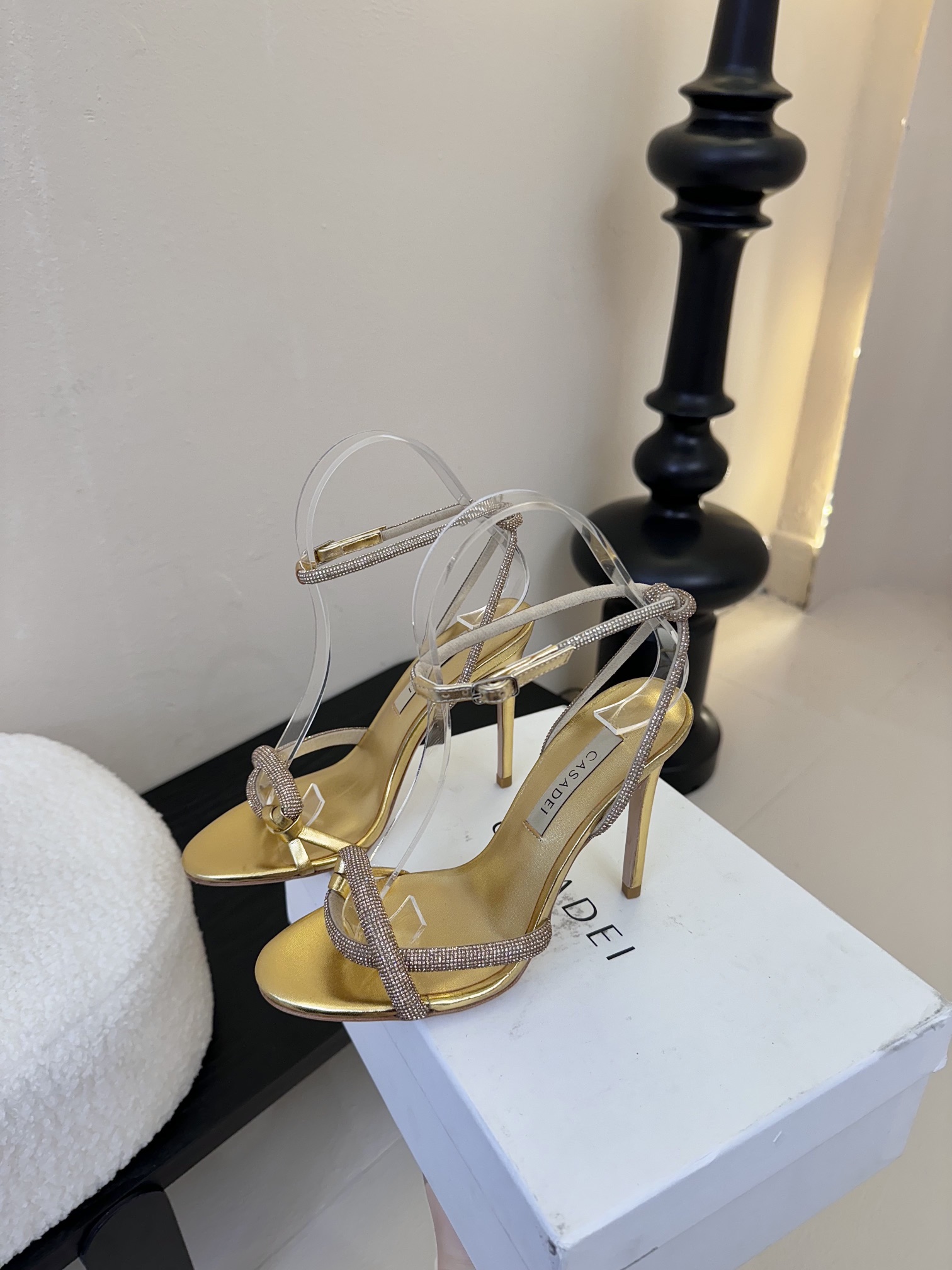 
CASADEI/卡萨帝25WF春夏新品
珍珠水钻高跟凉鞋
哪个女人能拒绝如此美艳的高跟鞋
高跟搭配闪耀