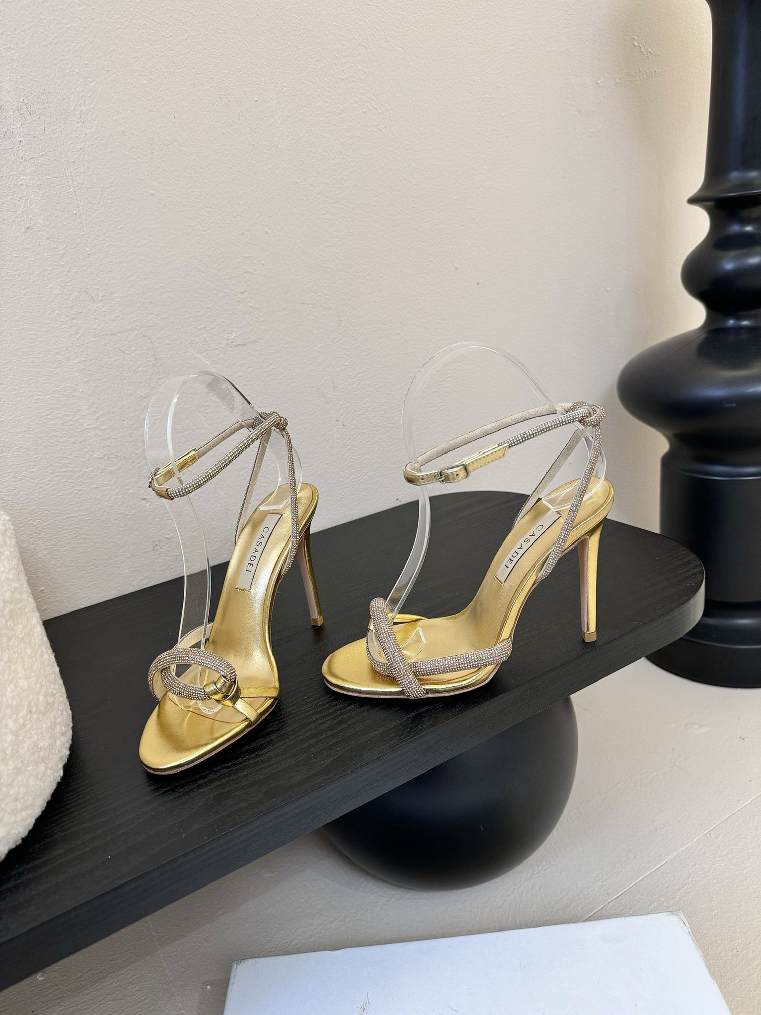 
CASADEI/卡萨帝25WF春夏新品
珍珠水钻高跟凉鞋
哪个女人能拒绝如此美艳的高跟鞋
高跟搭配闪耀
