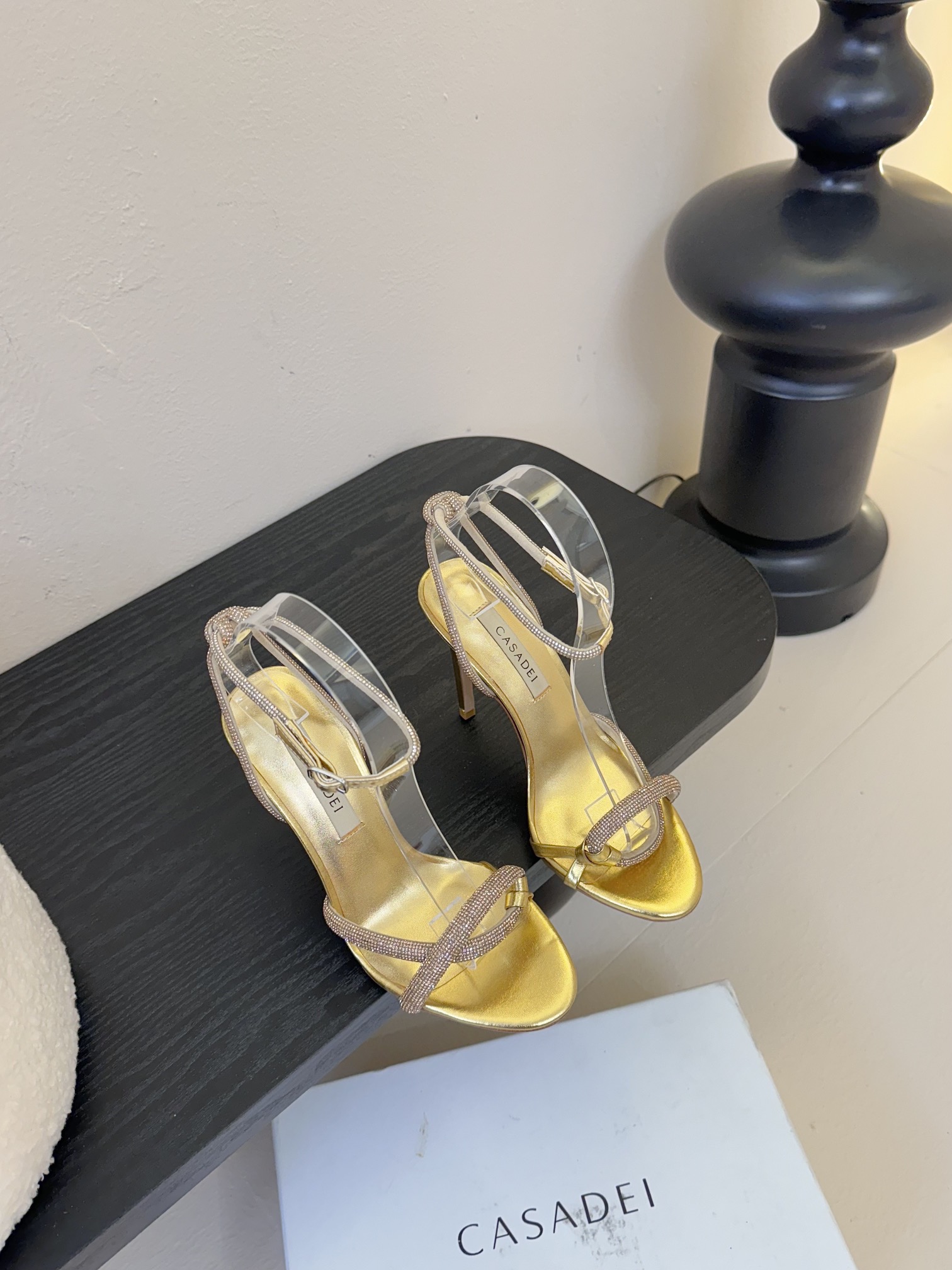 
CASADEI/卡萨帝25WF春夏新品
珍珠水钻高跟凉鞋
哪个女人能拒绝如此美艳的高跟鞋
高跟搭配闪耀