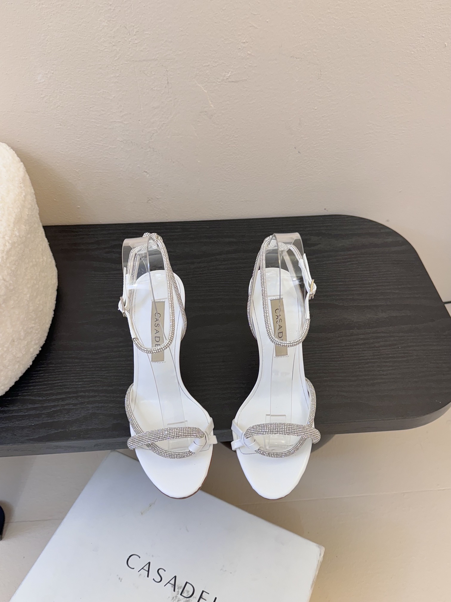 
CASADEI/卡萨帝25WF春夏新品
珍珠水钻高跟凉鞋
哪个女人能拒绝如此美艳的高跟鞋
高跟搭配闪耀
