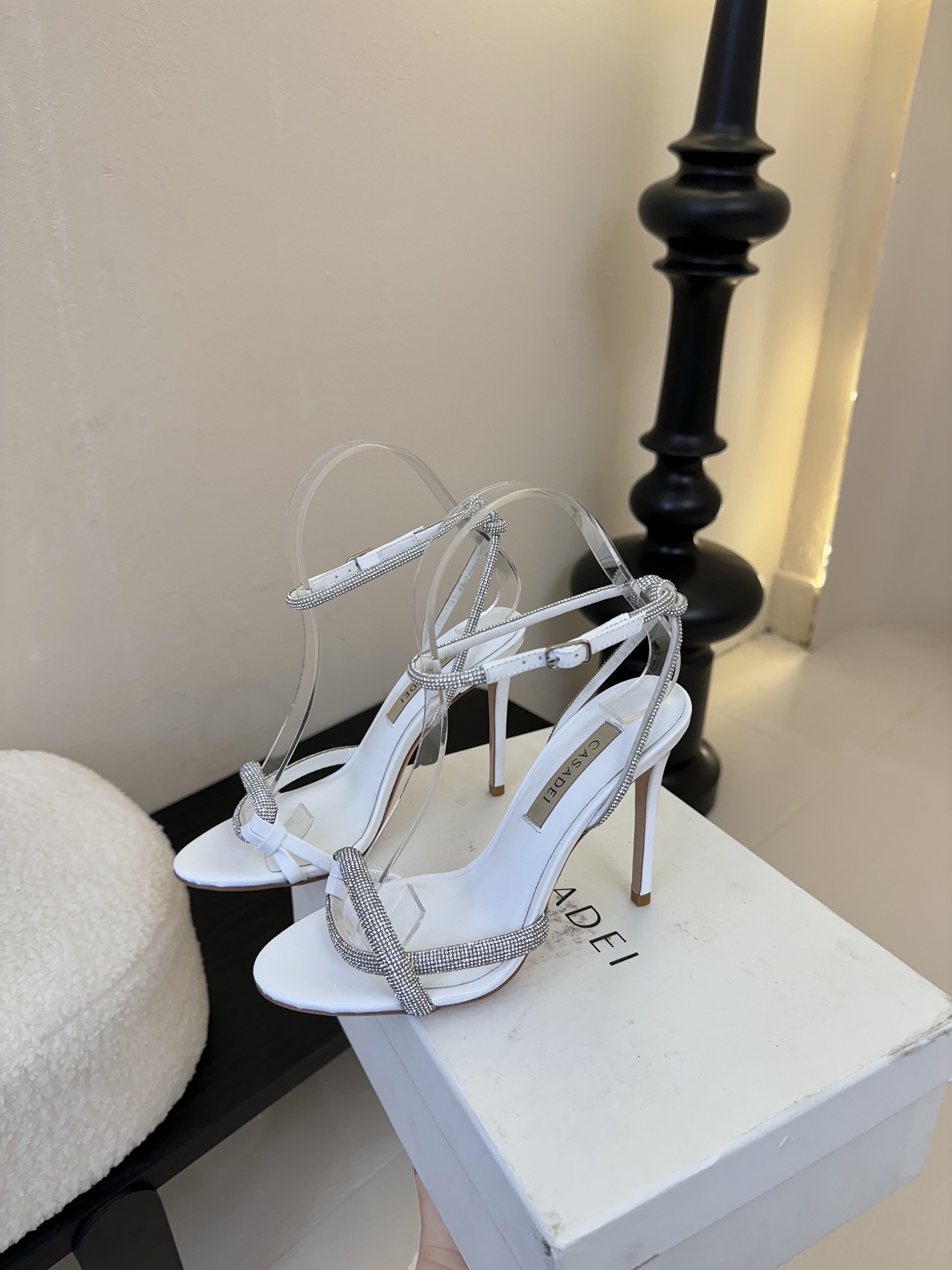 
CASADEI/卡萨帝25WF春夏新品
珍珠水钻高跟凉鞋
哪个女人能拒绝如此美艳的高跟鞋
高跟搭配闪耀