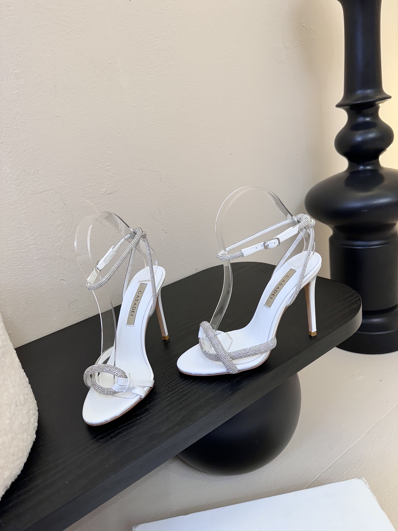 
CASADEI/卡萨帝25WF春夏新品
珍珠水钻高跟凉鞋
哪个女人能拒绝如此美艳的高跟鞋
高跟搭配闪耀