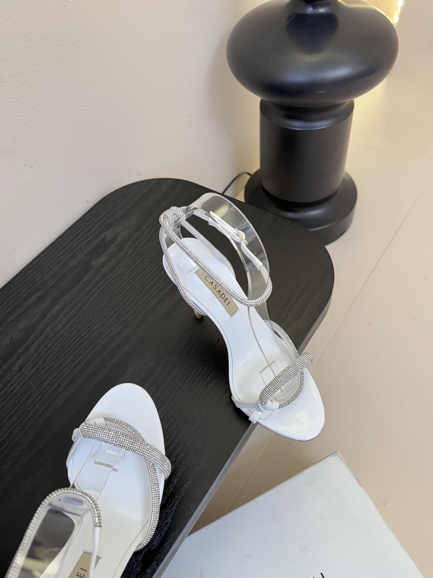 
CASADEI/卡萨帝25WF春夏新品
珍珠水钻高跟凉鞋
哪个女人能拒绝如此美艳的高跟鞋
高跟搭配闪耀