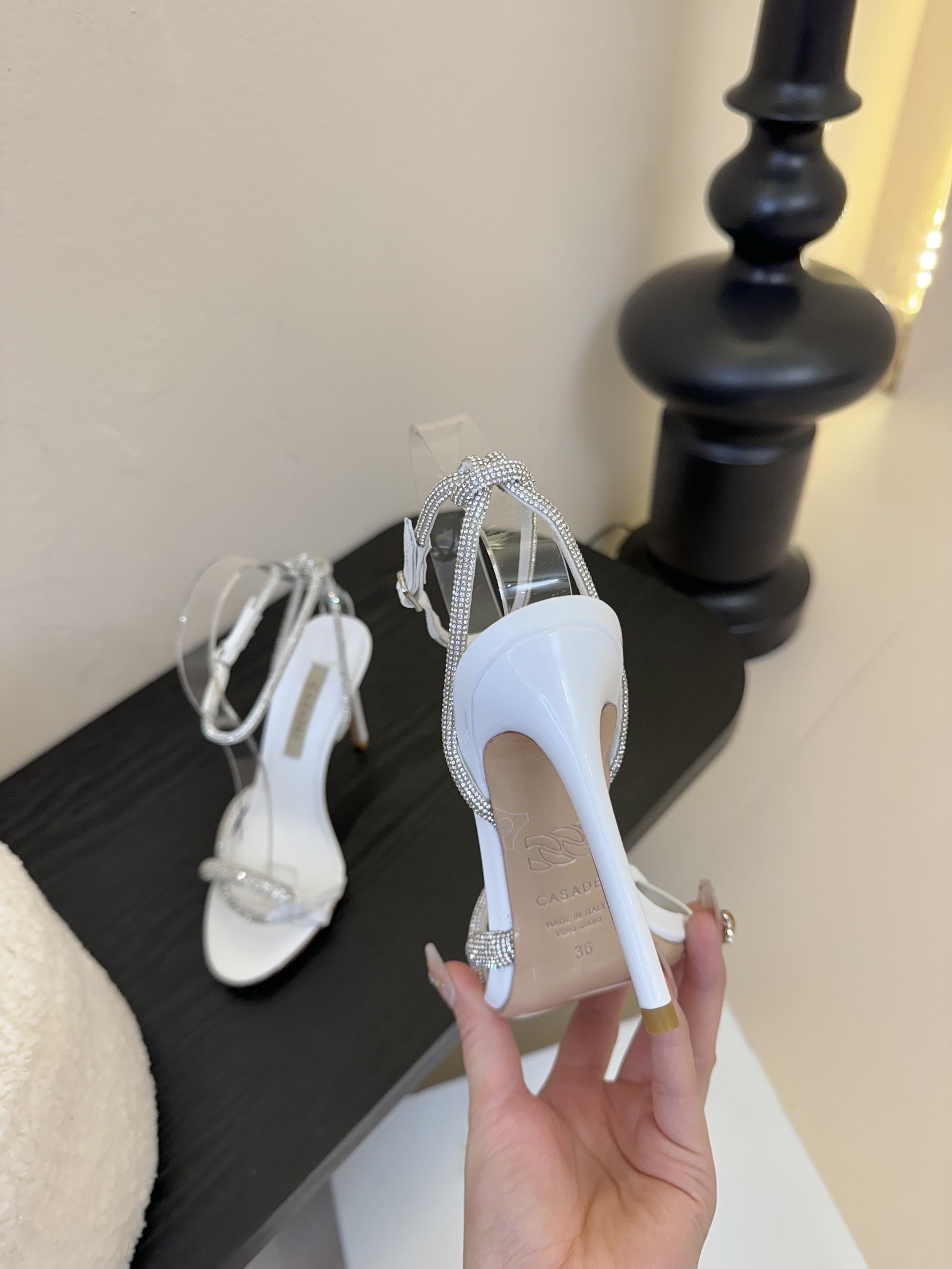
CASADEI/卡萨帝25WF春夏新品
珍珠水钻高跟凉鞋
哪个女人能拒绝如此美艳的高跟鞋
高跟搭配闪耀