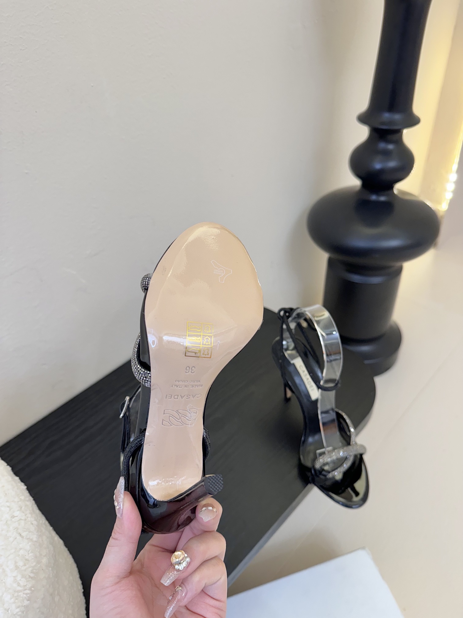 
CASADEI/卡萨帝25WF春夏新品
珍珠水钻高跟凉鞋
哪个女人能拒绝如此美艳的高跟鞋
高跟搭配闪耀