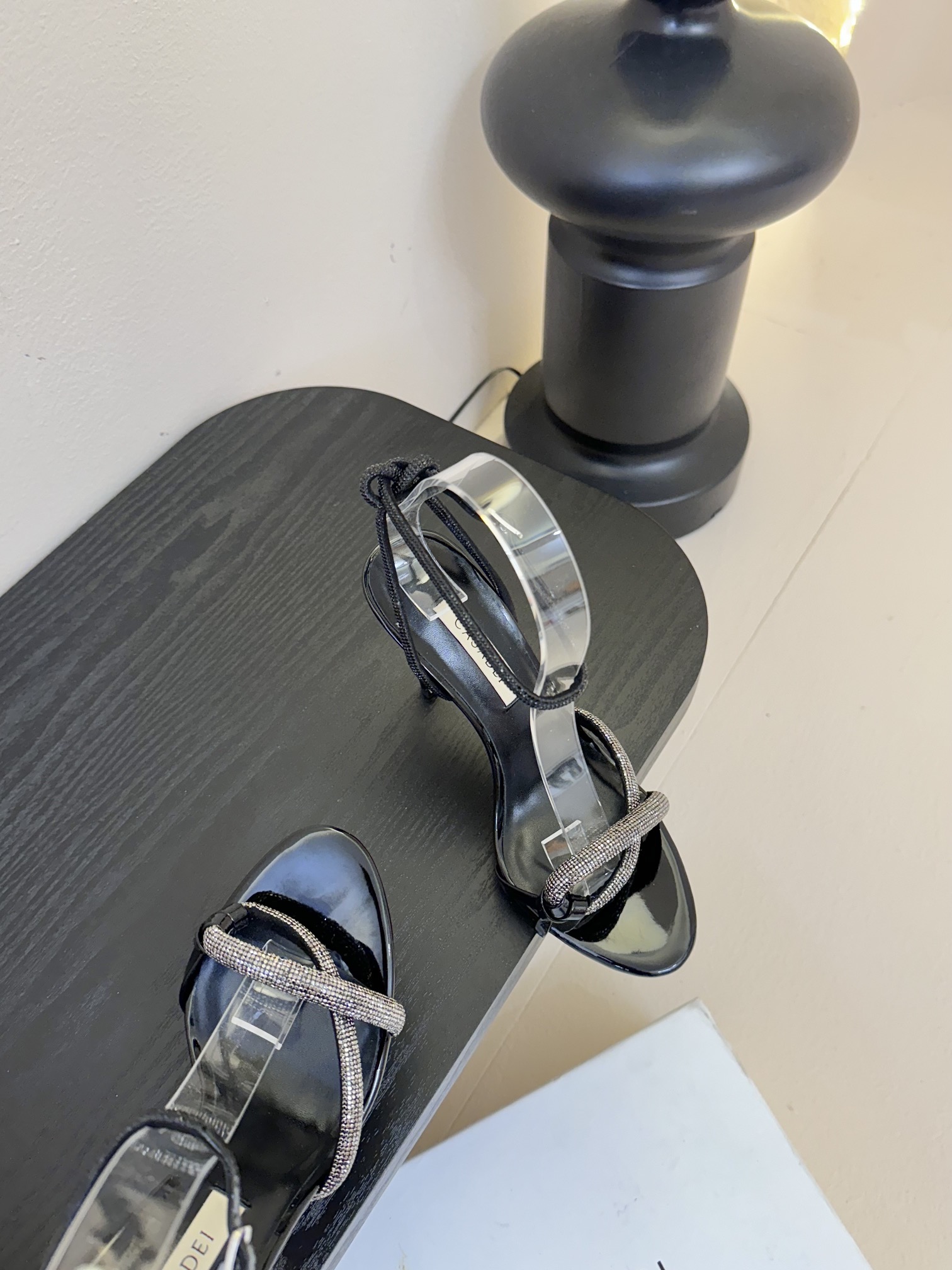 
CASADEI/卡萨帝25WF春夏新品
珍珠水钻高跟凉鞋
哪个女人能拒绝如此美艳的高跟鞋
高跟搭配闪耀