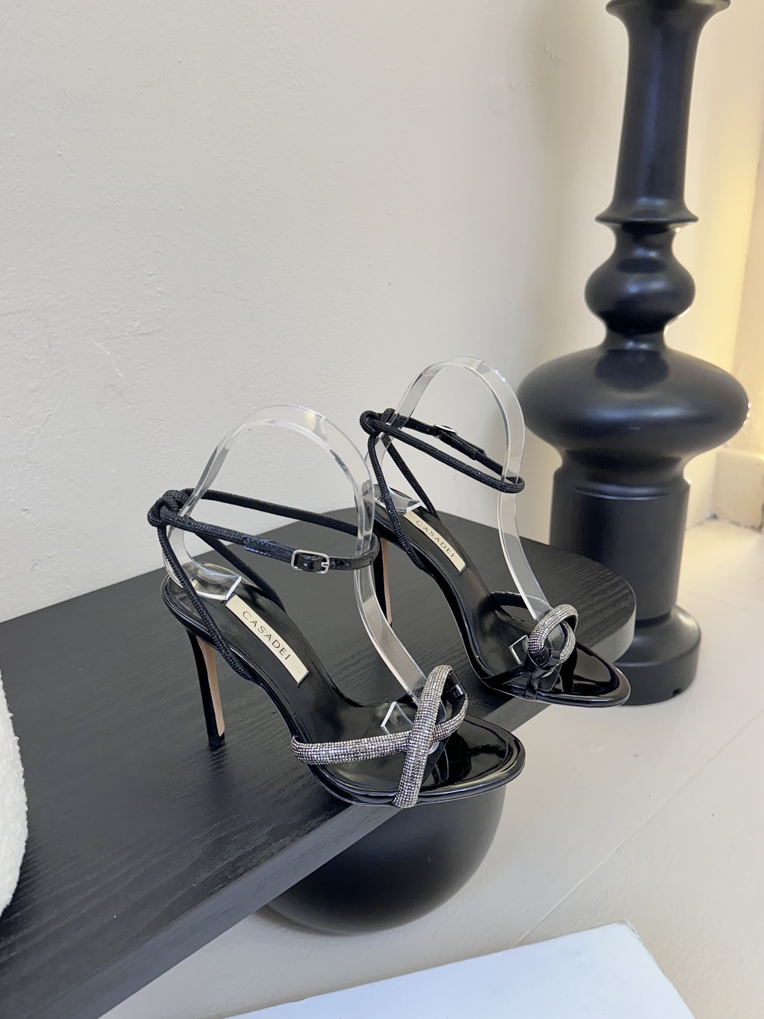 
CASADEI/卡萨帝25WF春夏新品
珍珠水钻高跟凉鞋
哪个女人能拒绝如此美艳的高跟鞋
高跟搭配闪耀