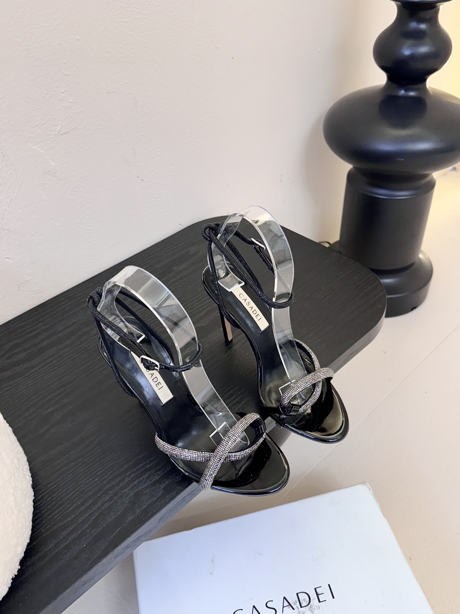 
CASADEI/卡萨帝25WF春夏新品
珍珠水钻高跟凉鞋
哪个女人能拒绝如此美艳的高跟鞋
高跟搭配闪耀