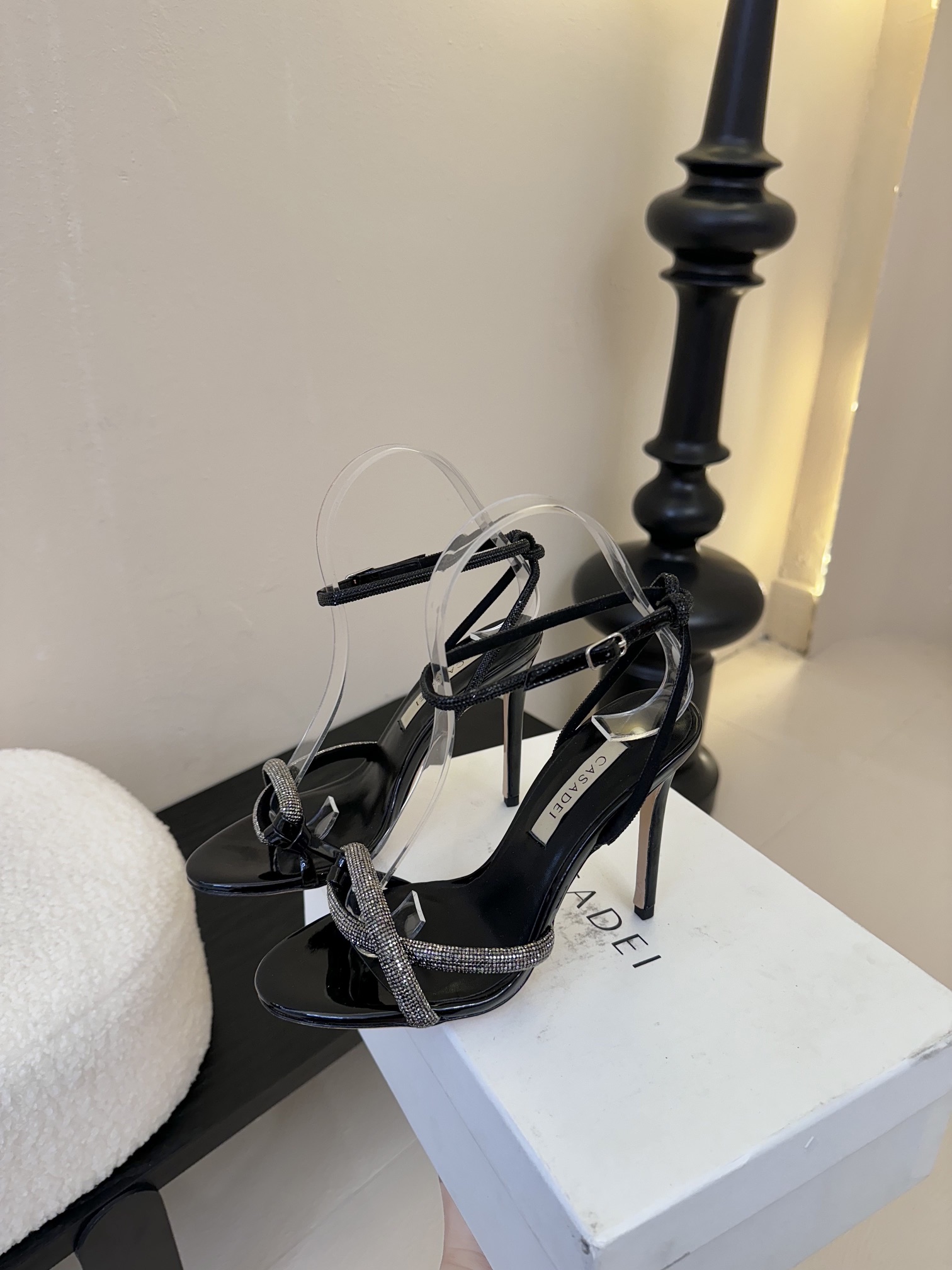 
CASADEI/卡萨帝25WF春夏新品
珍珠水钻高跟凉鞋
哪个女人能拒绝如此美艳的高跟鞋
高跟搭配闪耀