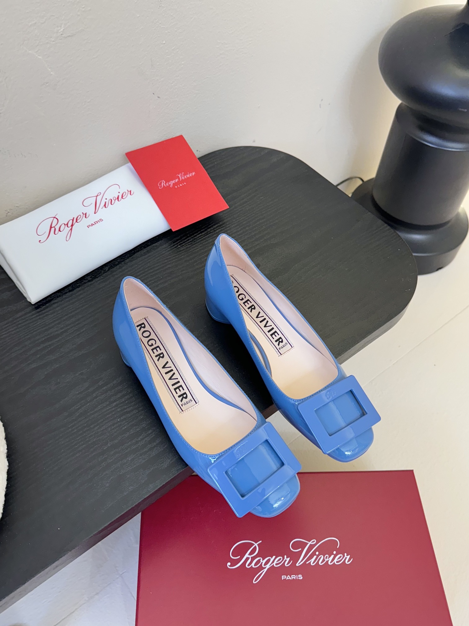 代购级
Roger Vivier RV 24ss 新款 烤漆方扣单鞋

始创于1965年，Roger V