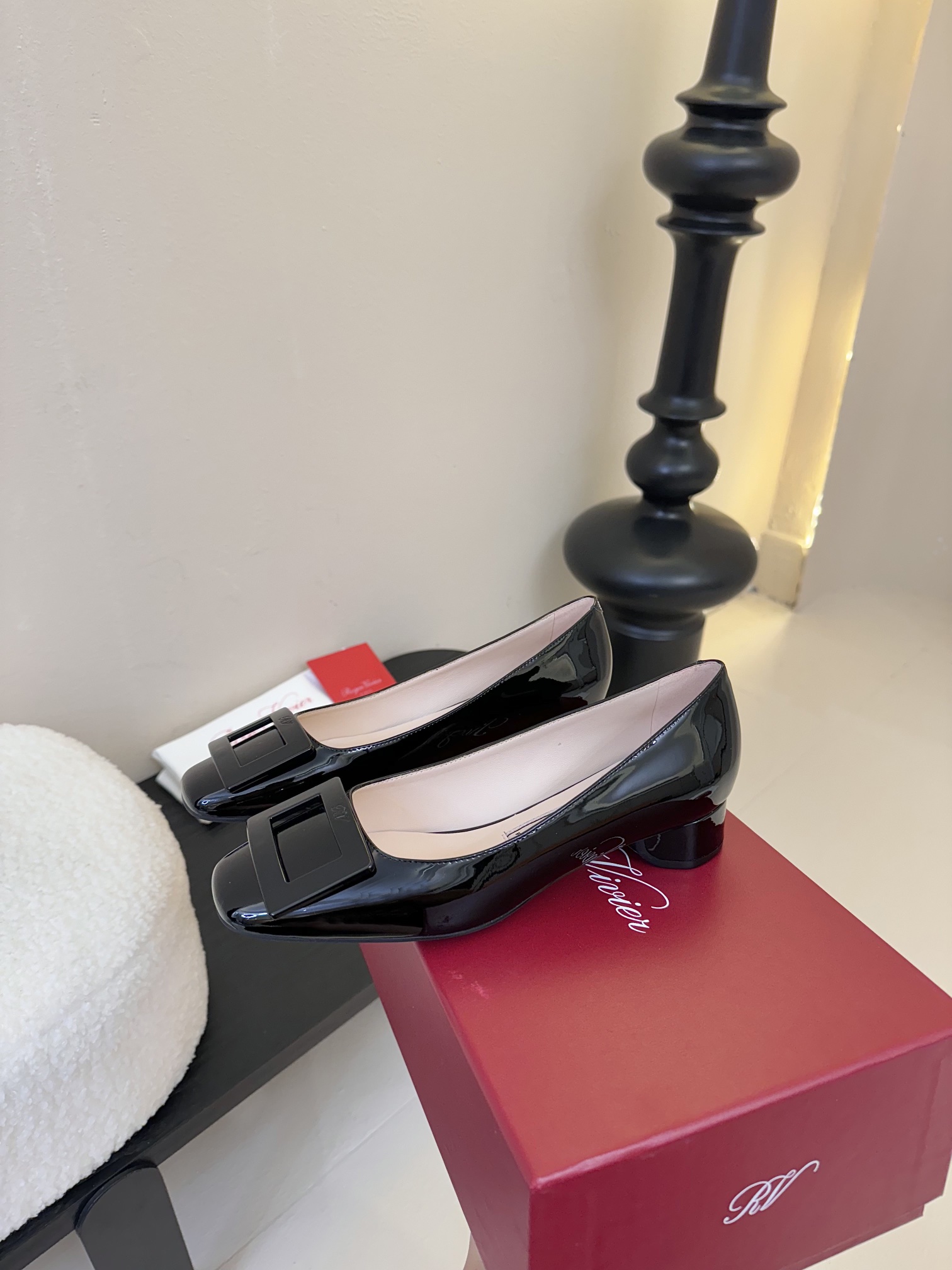代购级
Roger Vivier RV 24ss 新款 烤漆方扣单鞋

始创于1965年，Roger V