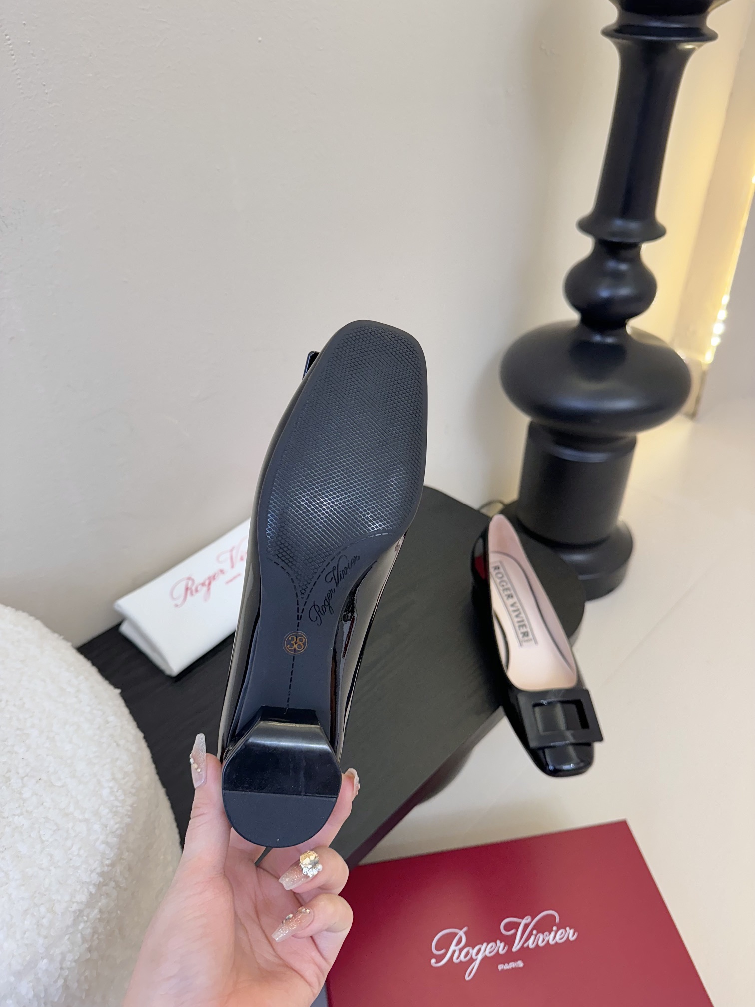代购级
Roger Vivier RV 24ss 新款 烤漆方扣单鞋

始创于1965年，Roger V