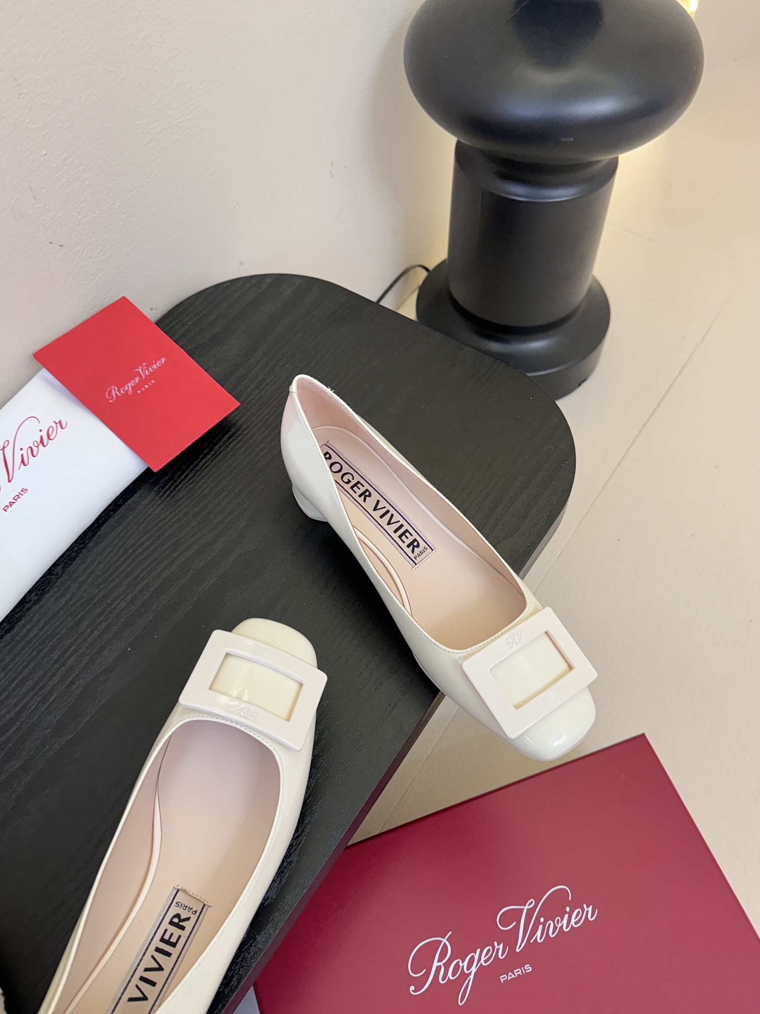 代购级
Roger Vivier RV 24ss 新款 烤漆方扣单鞋

始创于1965年，Roger V