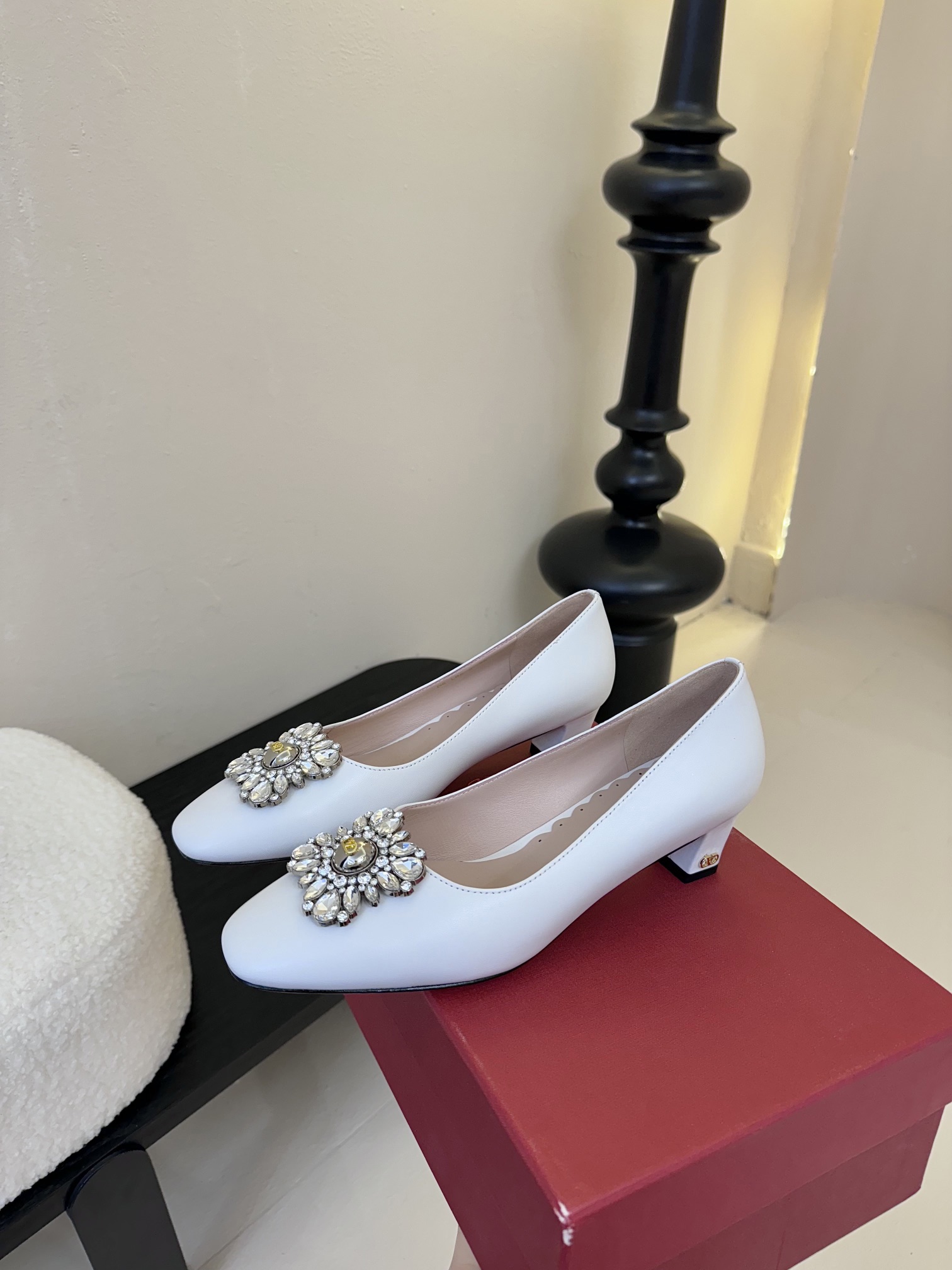 
Valentino/华伦天奴25ss早春
新品水钻扣玛丽珍单鞋
高辨识度的个人风格靠拢
奢华满水钻设计