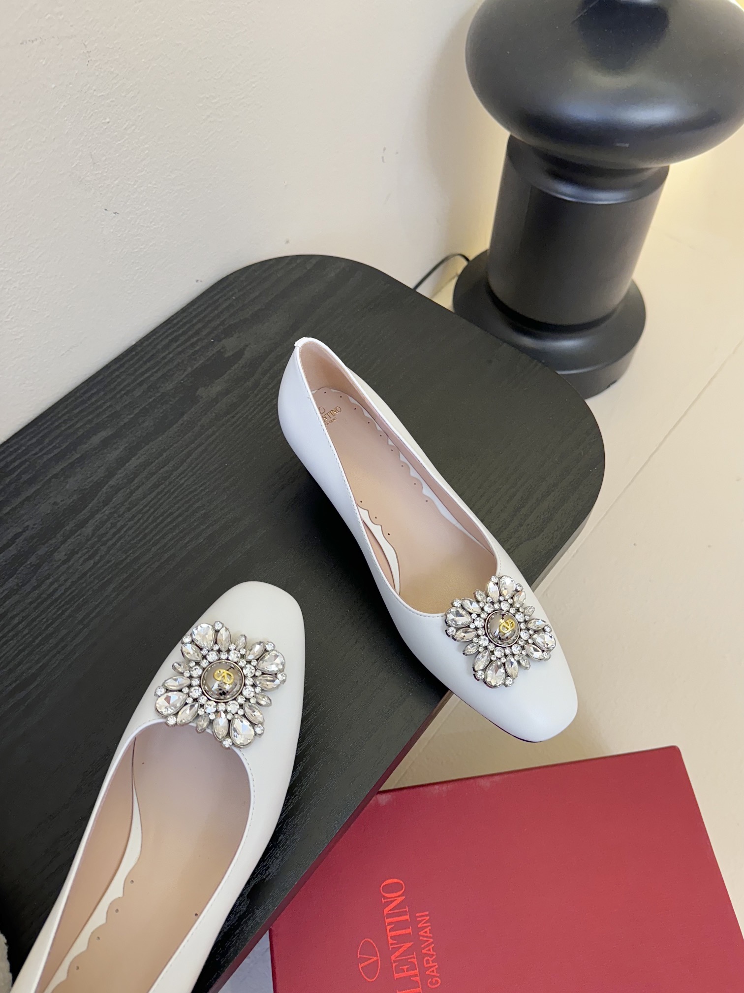 
Valentino/华伦天奴25ss早春
新品水钻扣玛丽珍单鞋
高辨识度的个人风格靠拢
奢华满水钻设计