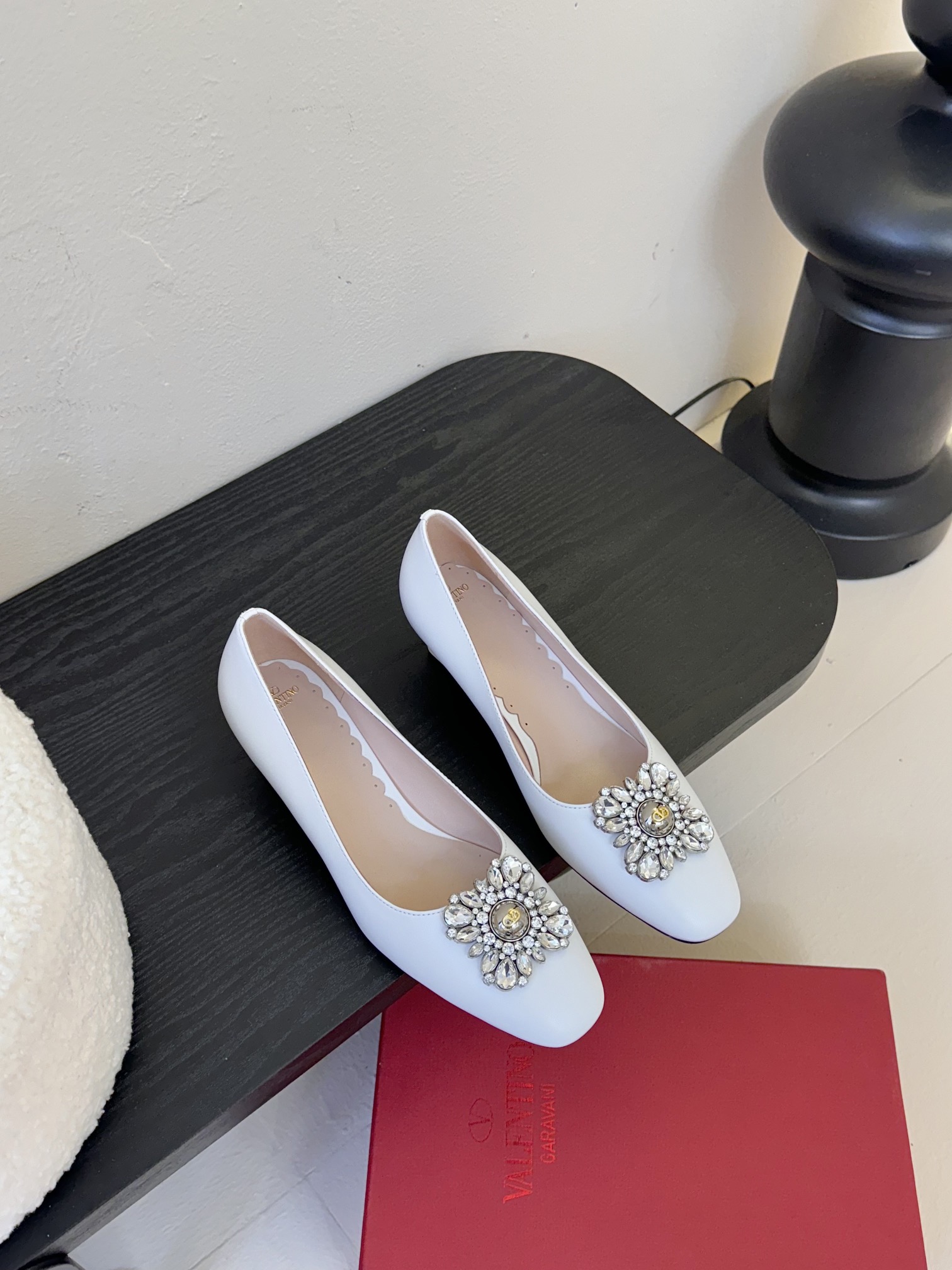 
Valentino/华伦天奴25ss早春
新品水钻扣玛丽珍单鞋
高辨识度的个人风格靠拢
奢华满水钻设计