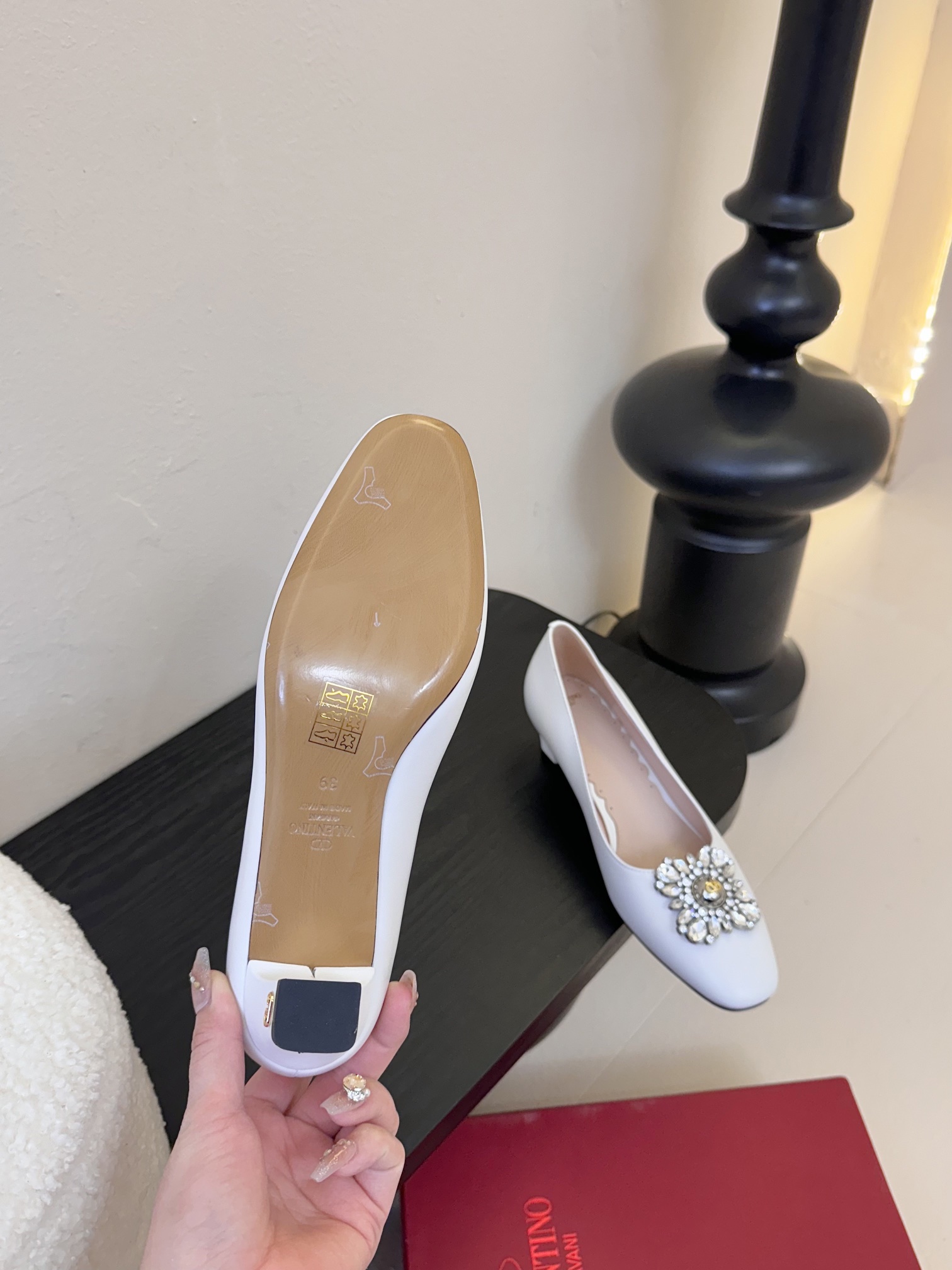 
Valentino/华伦天奴25ss早春
新品水钻扣玛丽珍单鞋
高辨识度的个人风格靠拢
奢华满水钻设计