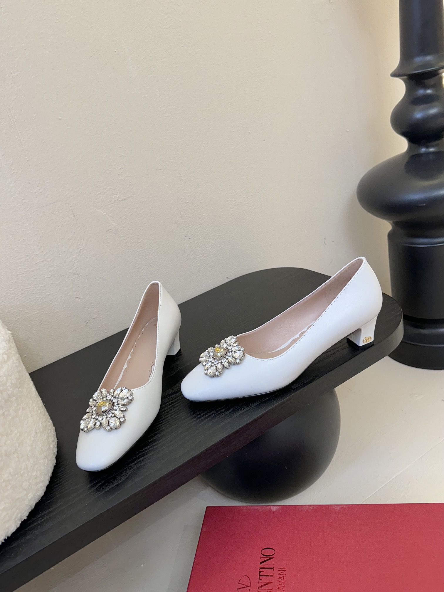 
Valentino/华伦天奴25ss早春
新品水钻扣玛丽珍单鞋
高辨识度的个人风格靠拢
奢华满水钻设计