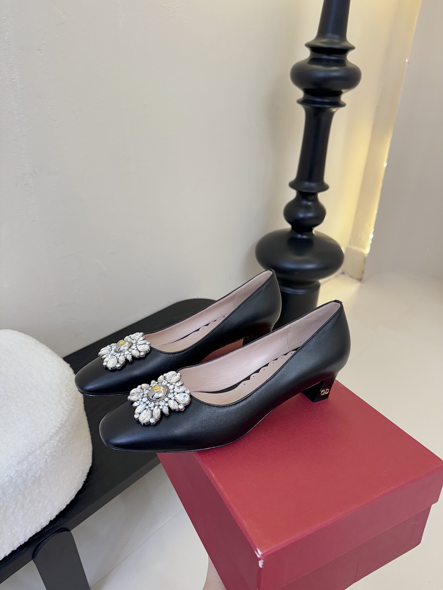
Valentino/华伦天奴25ss早春
新品水钻扣玛丽珍单鞋
高辨识度的个人风格靠拢
奢华满水钻设计