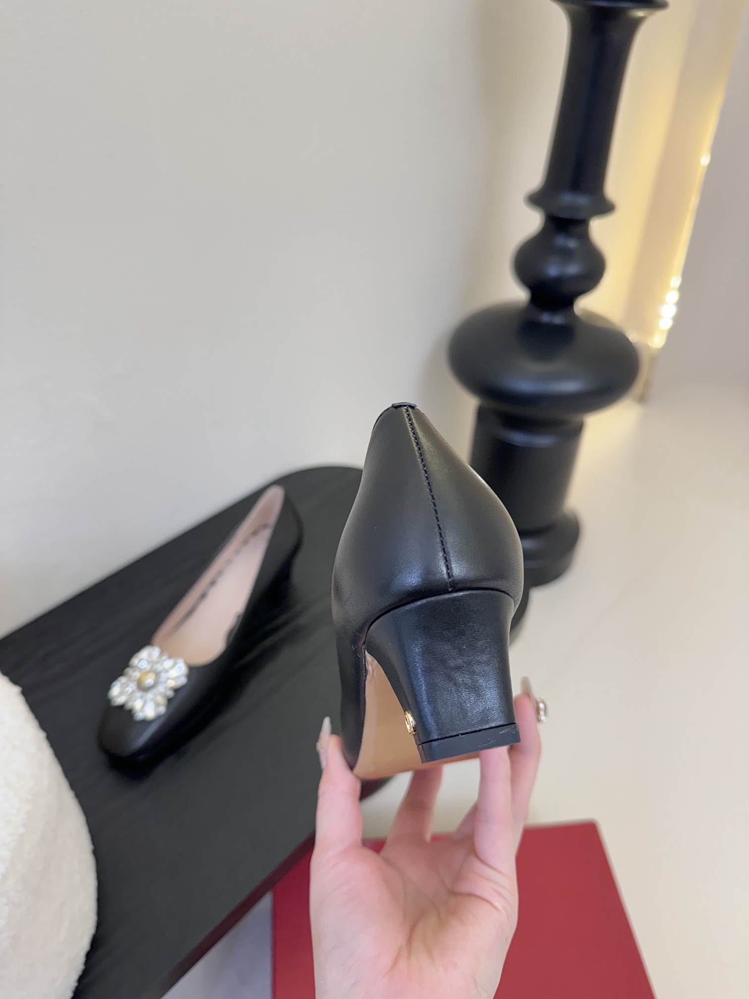 
Valentino/华伦天奴25ss早春
新品水钻扣玛丽珍单鞋
高辨识度的个人风格靠拢
奢华满水钻设计