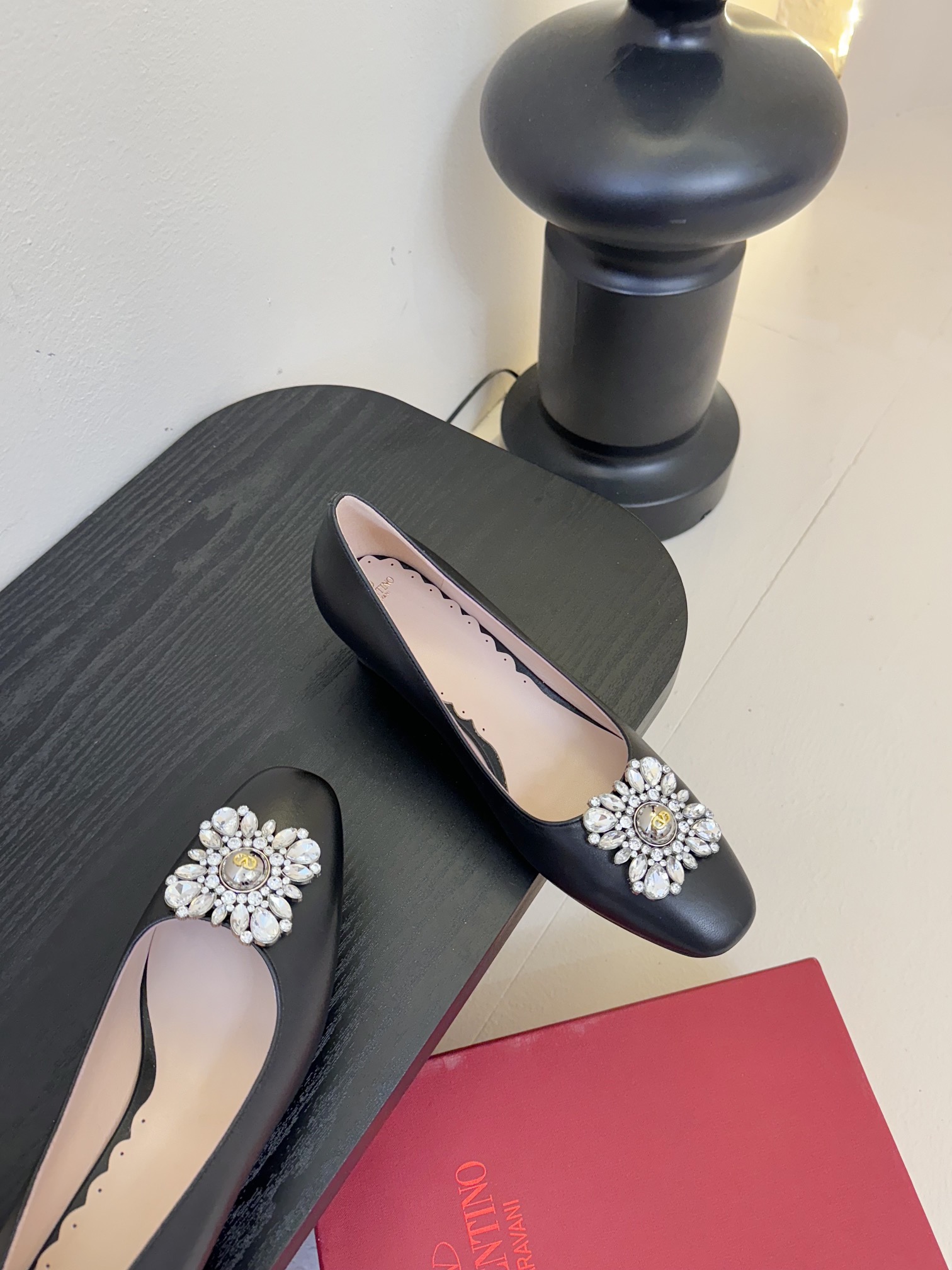
Valentino/华伦天奴25ss早春
新品水钻扣玛丽珍单鞋
高辨识度的个人风格靠拢
奢华满水钻设计