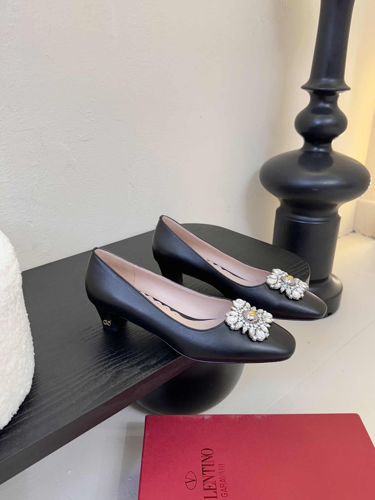 
Valentino/华伦天奴25ss早春
新品水钻扣玛丽珍单鞋
高辨识度的个人风格靠拢
奢华满水钻设计