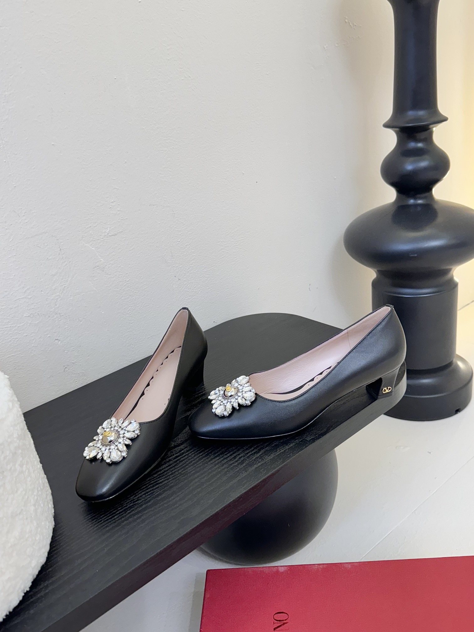
Valentino/华伦天奴25ss早春
新品水钻扣玛丽珍单鞋
高辨识度的个人风格靠拢
奢华满水钻设计