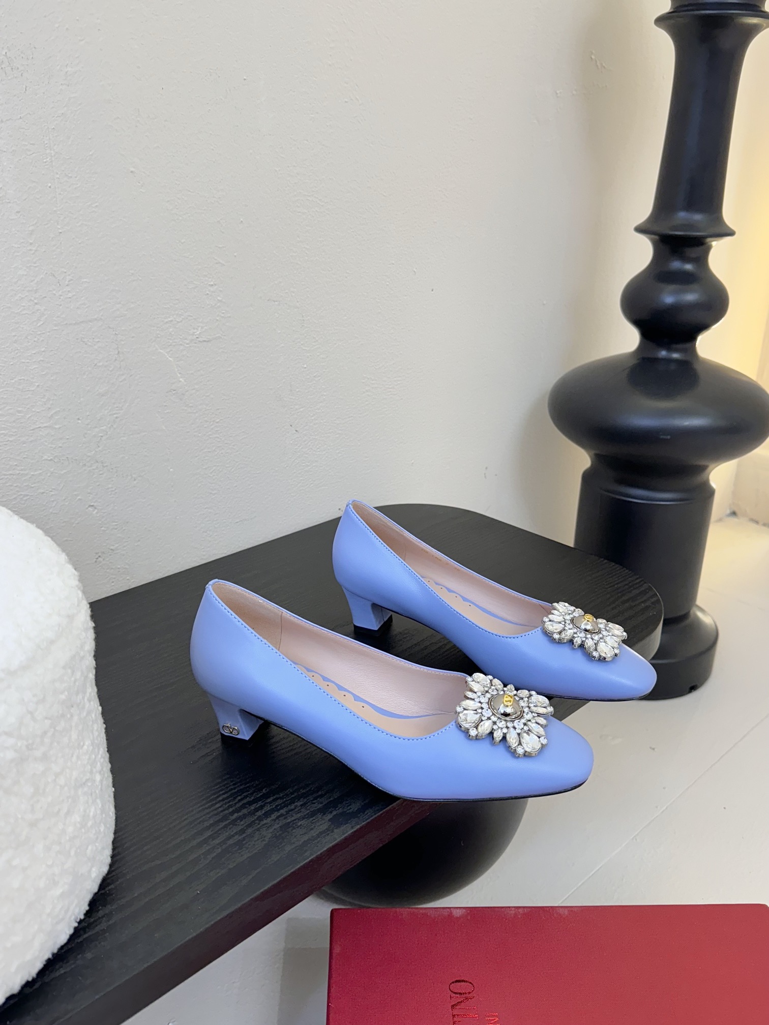 
Valentino/华伦天奴25ss早春
新品水钻扣玛丽珍单鞋
高辨识度的个人风格靠拢
奢华满水钻设计