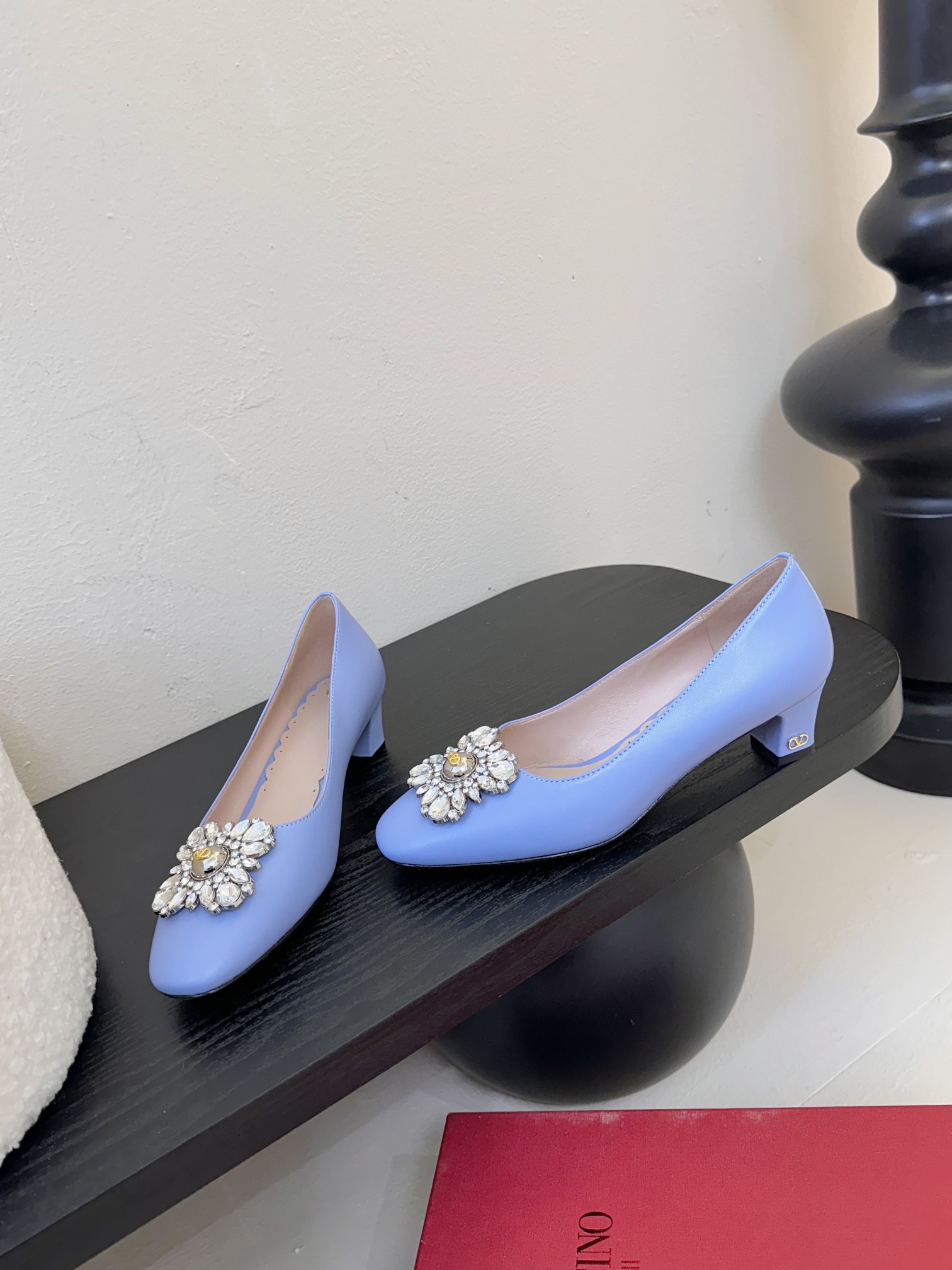 
Valentino/华伦天奴25ss早春
新品水钻扣玛丽珍单鞋
高辨识度的个人风格靠拢
奢华满水钻设计