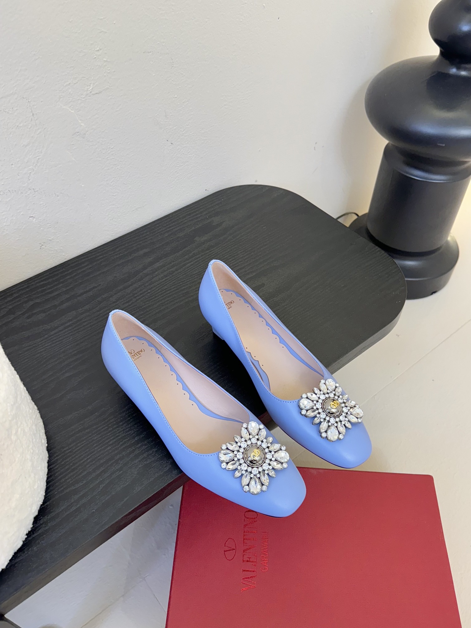 
Valentino/华伦天奴25ss早春
新品水钻扣玛丽珍单鞋
高辨识度的个人风格靠拢
奢华满水钻设计