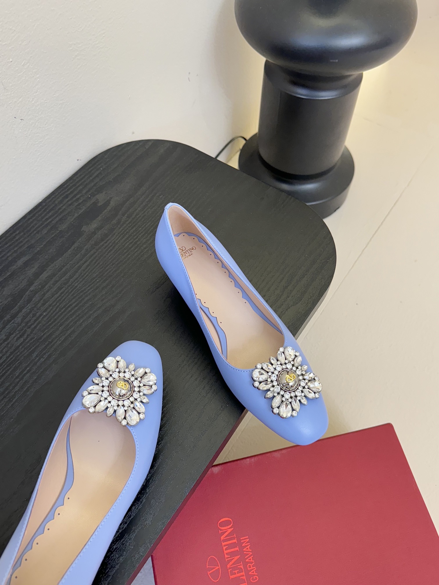 
Valentino/华伦天奴25ss早春
新品水钻扣玛丽珍单鞋
高辨识度的个人风格靠拢
奢华满水钻设计