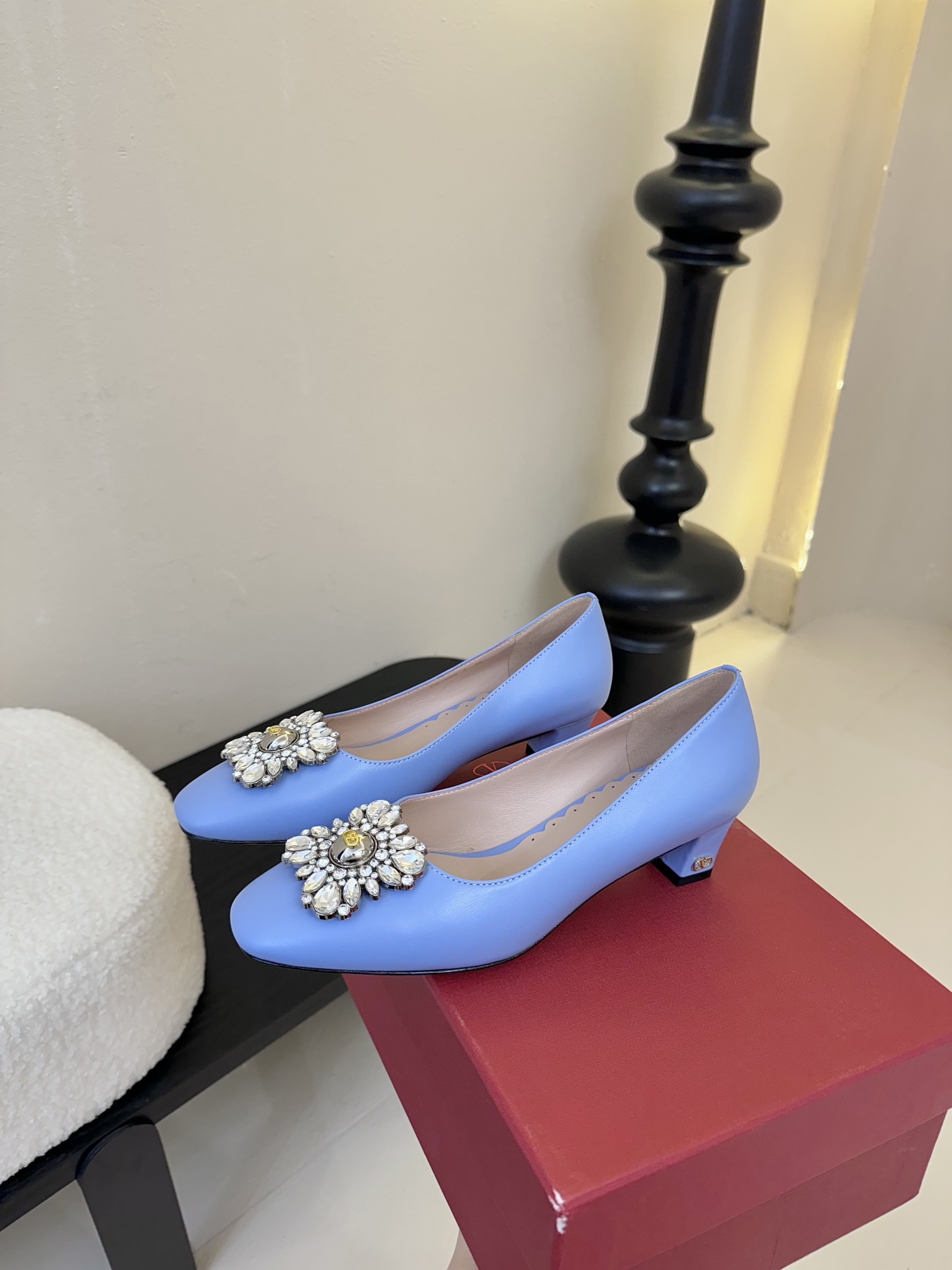 
Valentino/华伦天奴25ss早春
新品水钻扣玛丽珍单鞋
高辨识度的个人风格靠拢
奢华满水钻设计