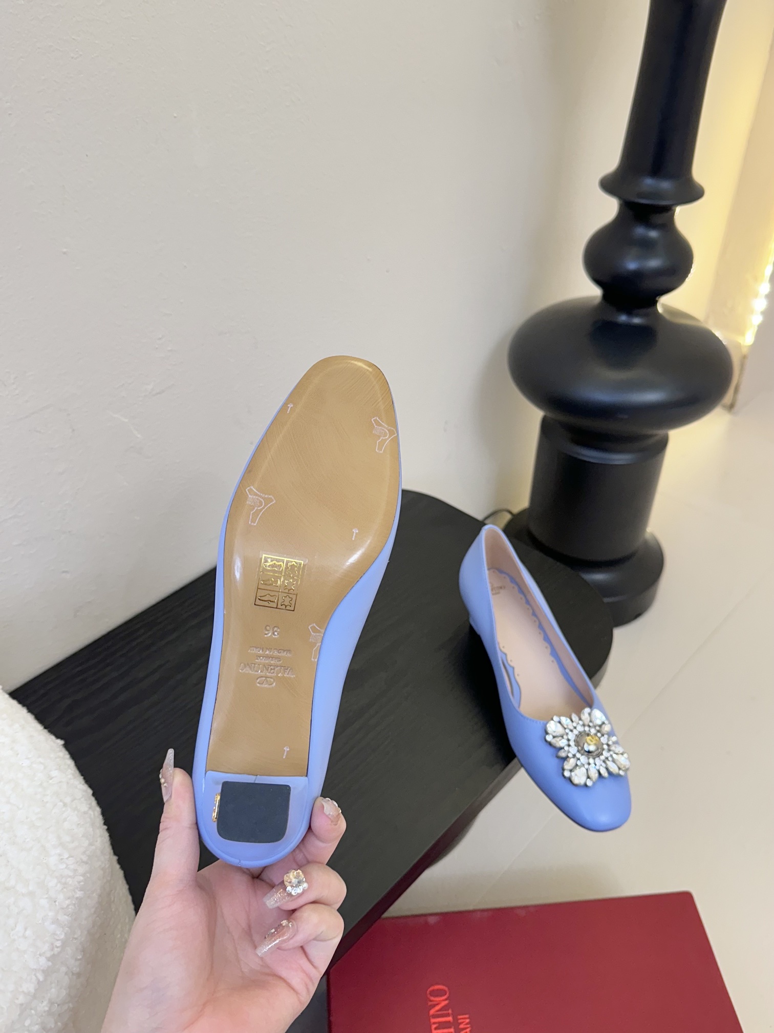
Valentino/华伦天奴25ss早春
新品水钻扣玛丽珍单鞋
高辨识度的个人风格靠拢
奢华满水钻设计