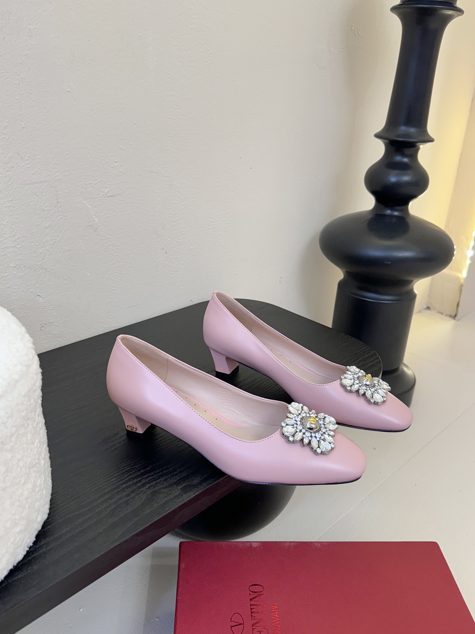 
Valentino/华伦天奴25ss早春
新品水钻扣玛丽珍单鞋
高辨识度的个人风格靠拢
奢华满水钻设计