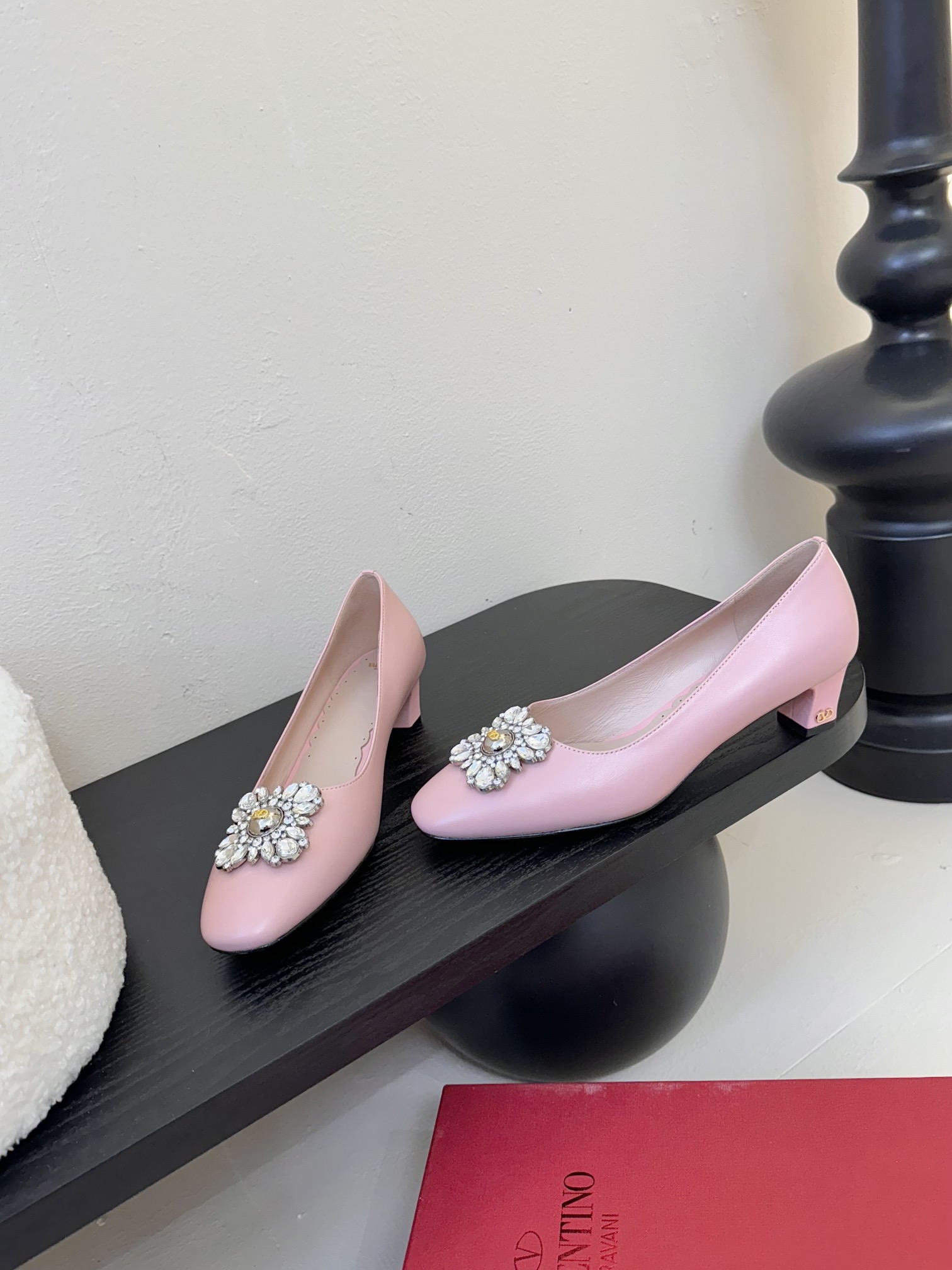 
Valentino/华伦天奴25ss早春
新品水钻扣玛丽珍单鞋
高辨识度的个人风格靠拢
奢华满水钻设计