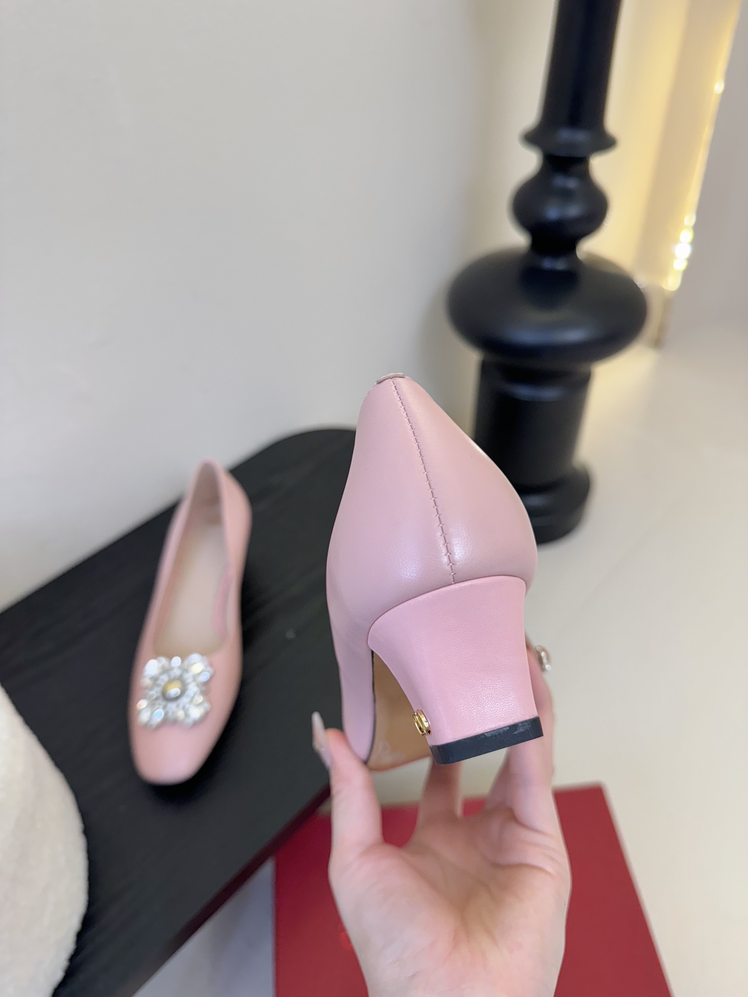
Valentino/华伦天奴25ss早春
新品水钻扣玛丽珍单鞋
高辨识度的个人风格靠拢
奢华满水钻设计