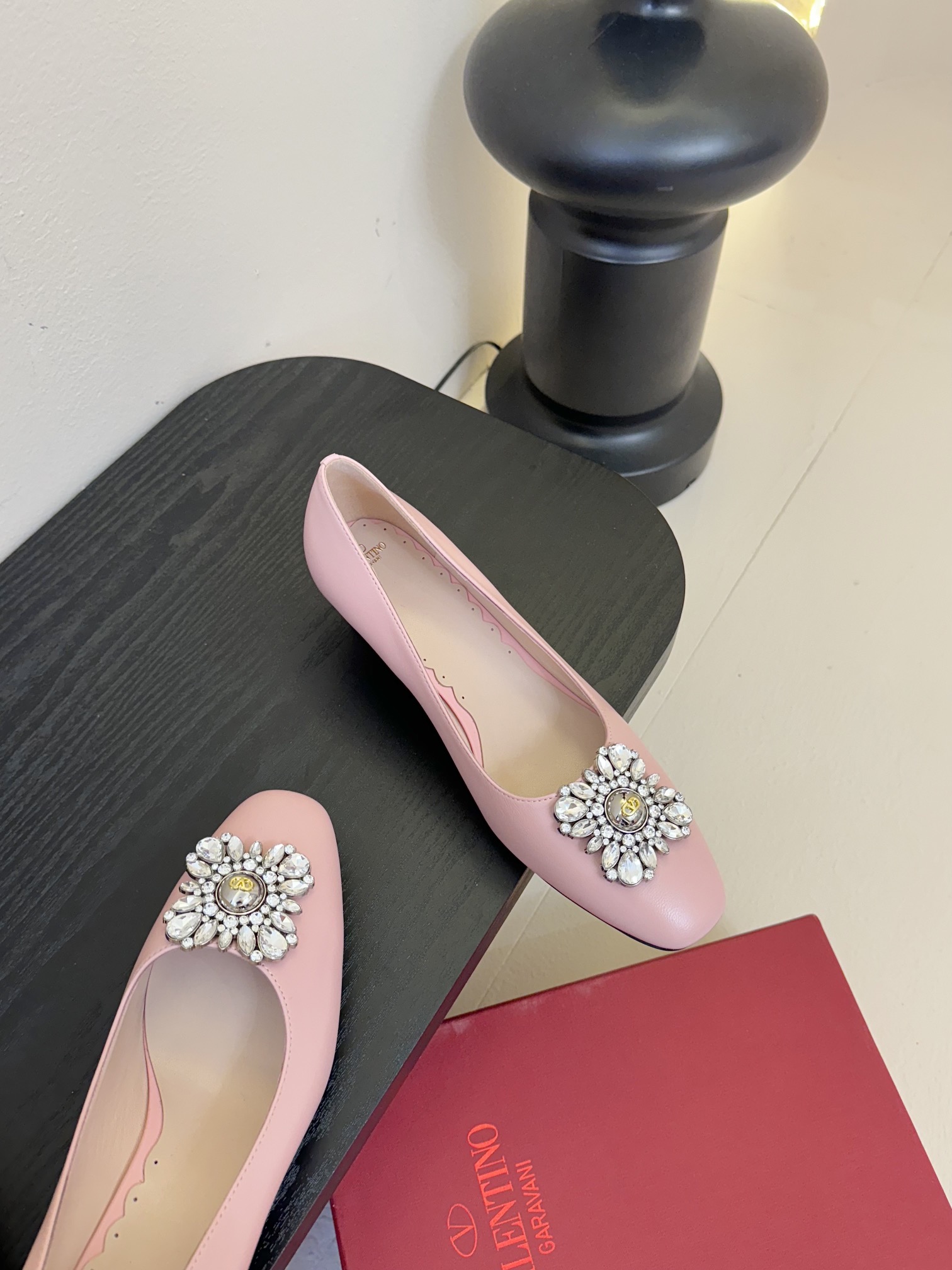 
Valentino/华伦天奴25ss早春
新品水钻扣玛丽珍单鞋
高辨识度的个人风格靠拢
奢华满水钻设计