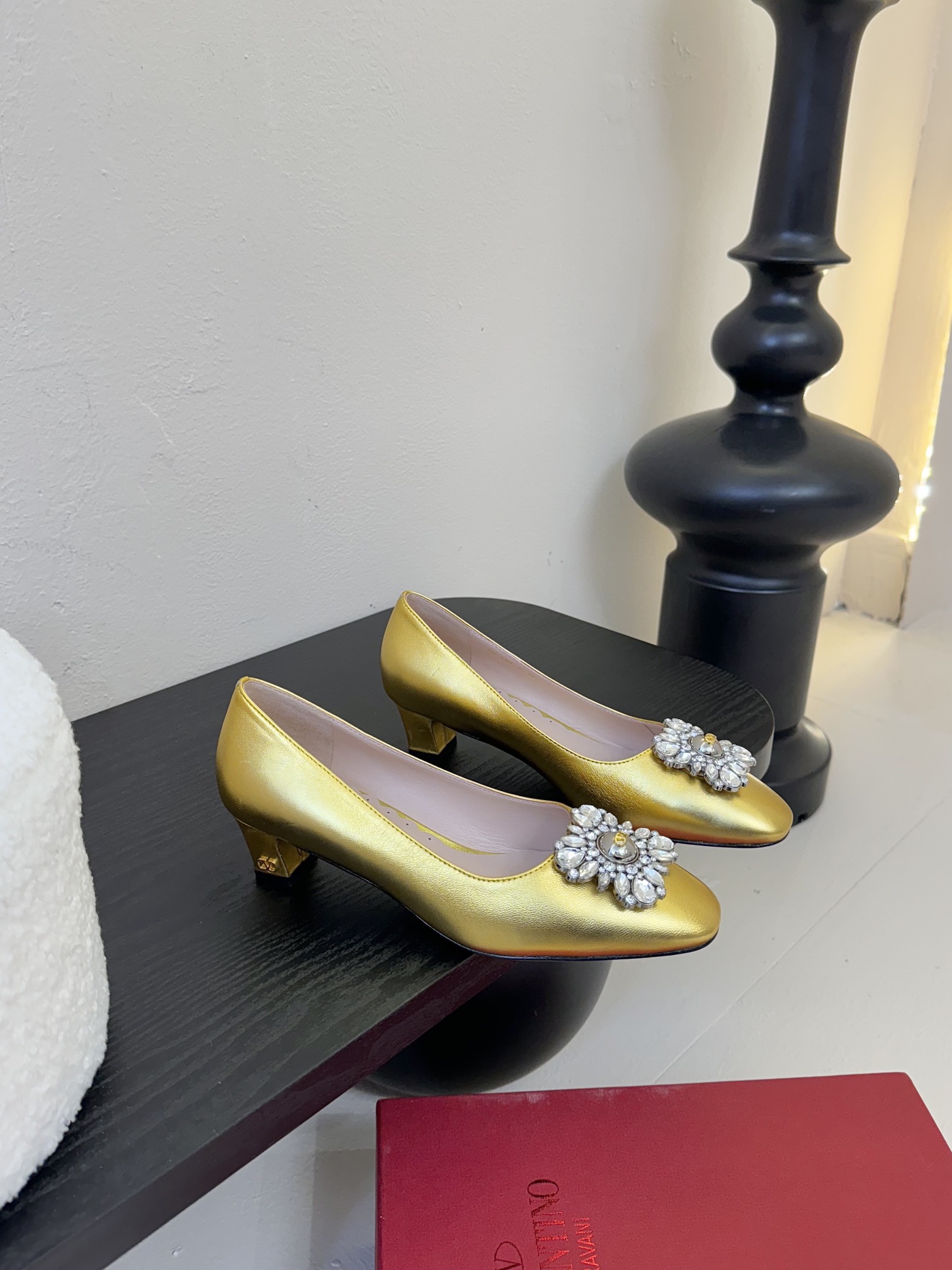 
Valentino/华伦天奴25ss早春
新品水钻扣玛丽珍单鞋
高辨识度的个人风格靠拢
奢华满水钻设计