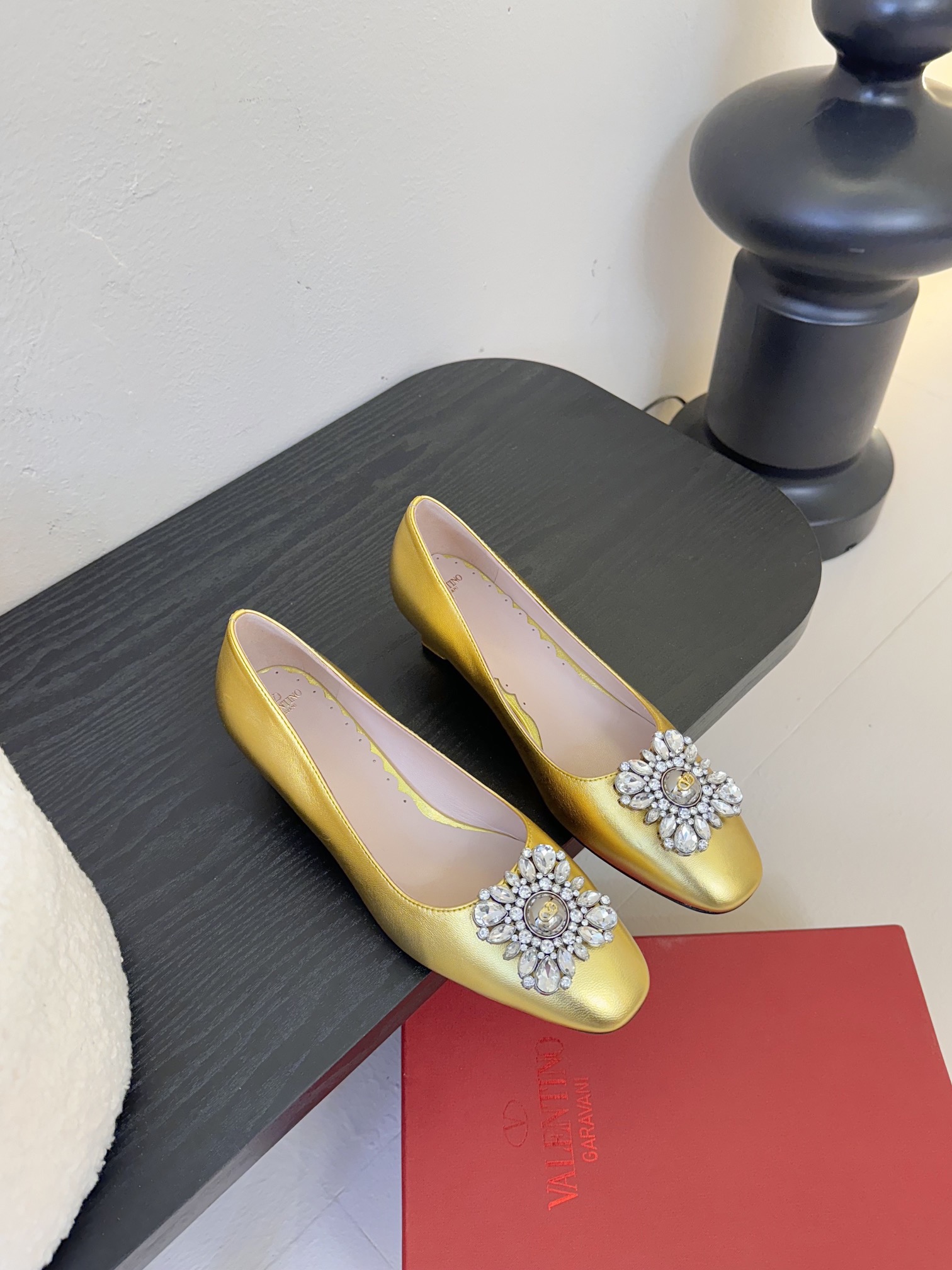 
Valentino/华伦天奴25ss早春
新品水钻扣玛丽珍单鞋
高辨识度的个人风格靠拢
奢华满水钻设计