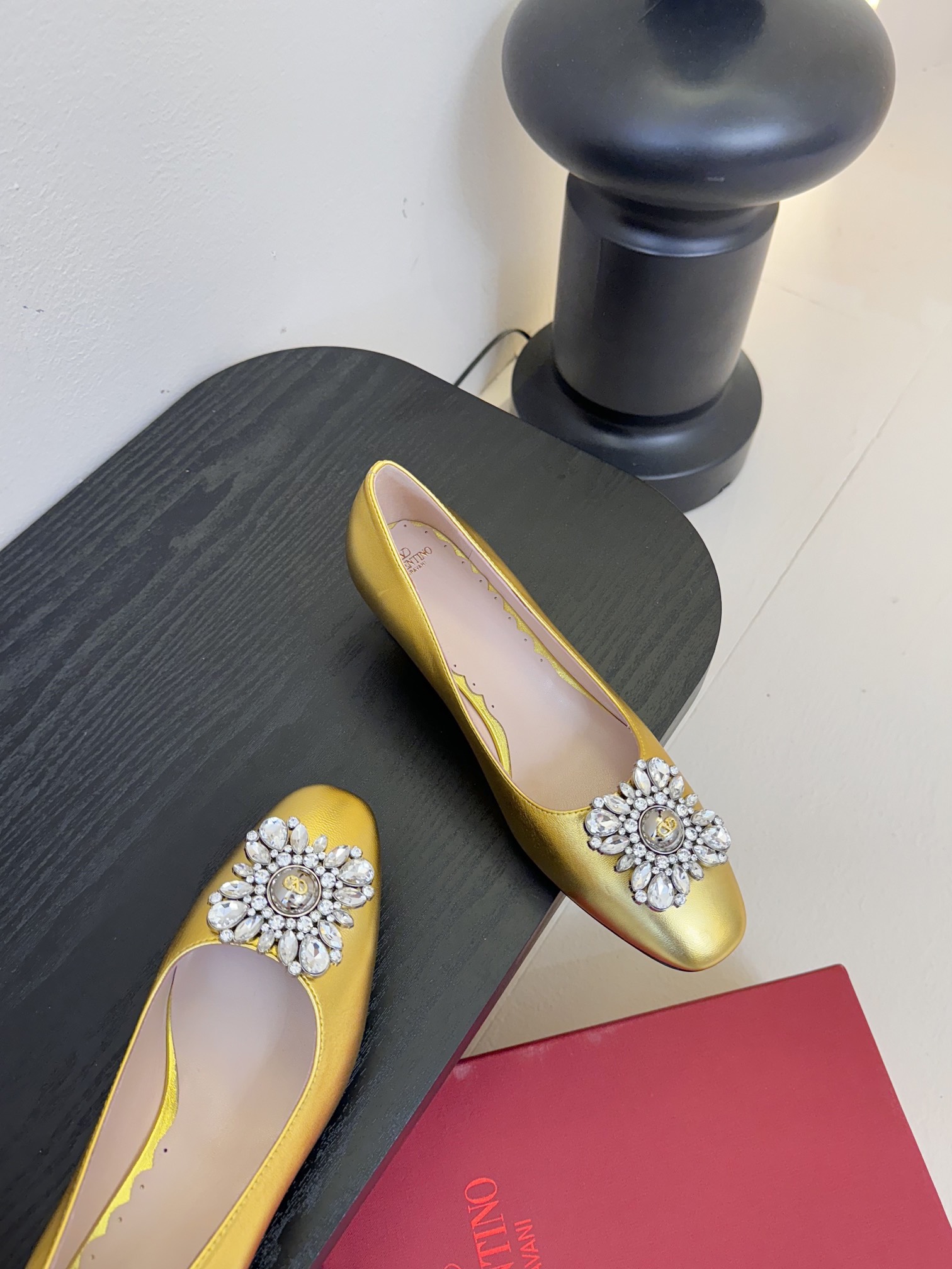
Valentino/华伦天奴25ss早春
新品水钻扣玛丽珍单鞋
高辨识度的个人风格靠拢
奢华满水钻设计