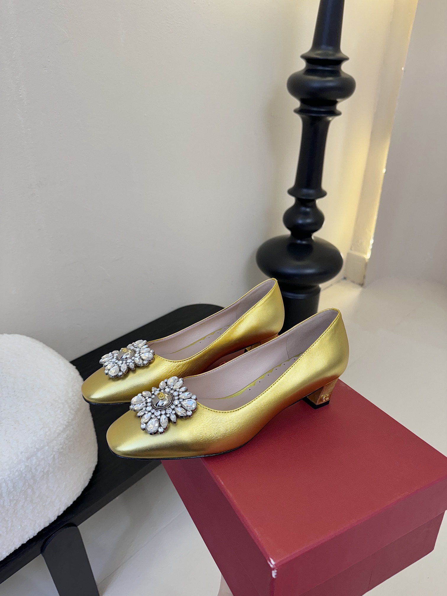 
Valentino/华伦天奴25ss早春
新品水钻扣玛丽珍单鞋
高辨识度的个人风格靠拢
奢华满水钻设计