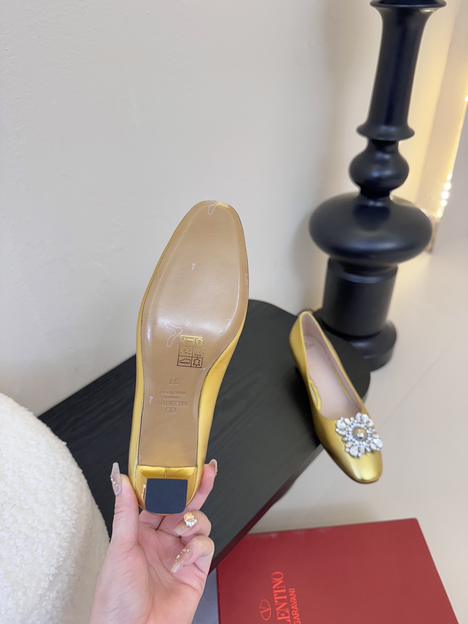 
Valentino/华伦天奴25ss早春
新品水钻扣玛丽珍单鞋
高辨识度的个人风格靠拢
奢华满水钻设计
