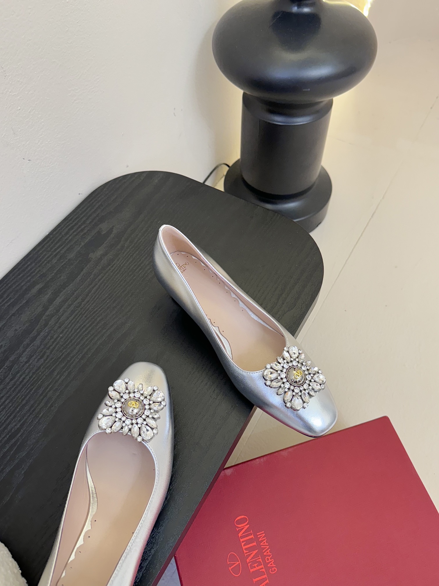 
Valentino/华伦天奴25ss早春
新品水钻扣玛丽珍单鞋
高辨识度的个人风格靠拢
奢华满水钻设计